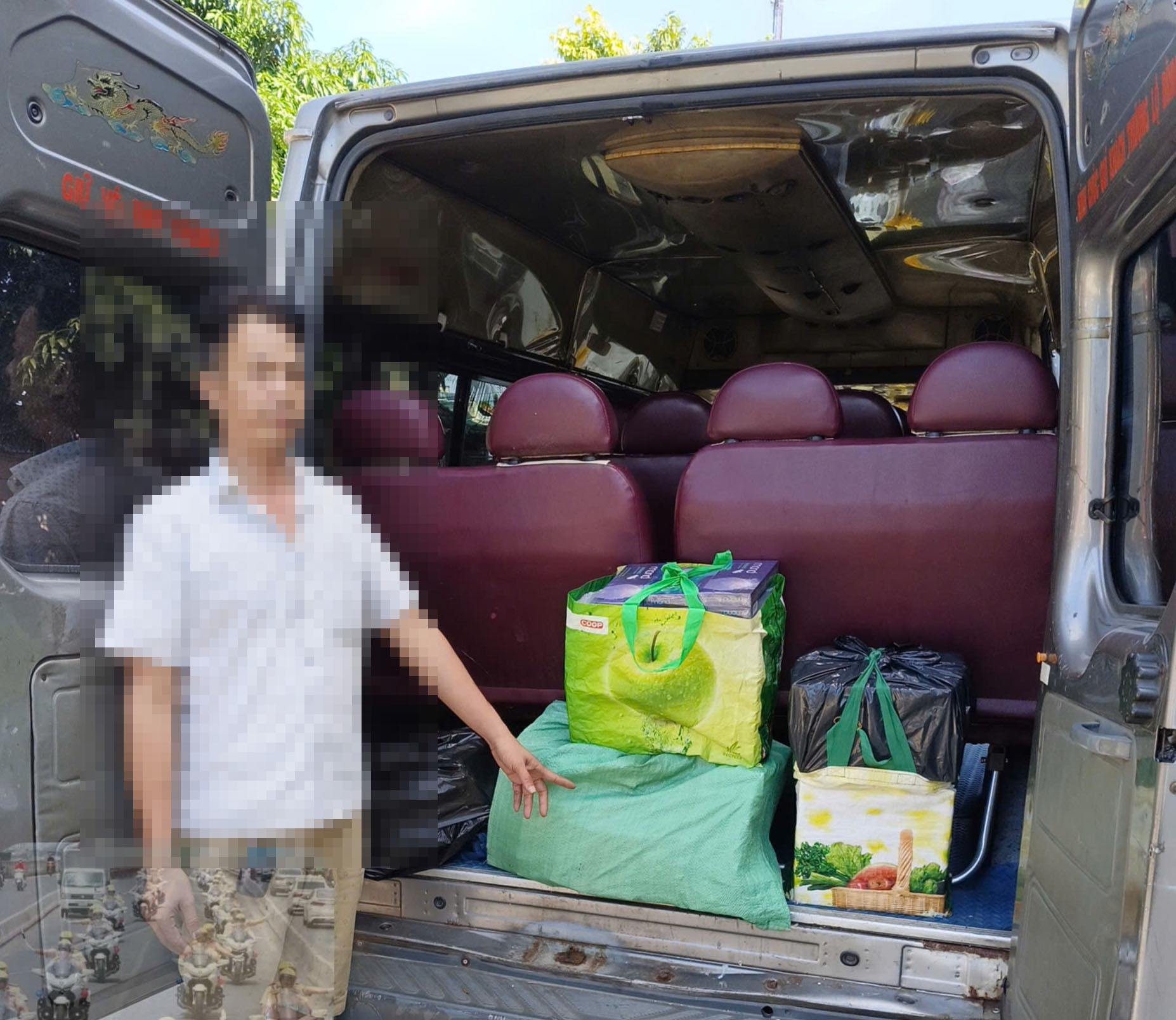 Kiểm tra xe kh&aacute;ch nghi vấn, ph&aacute;t hiện thuốc l&aacute; nhập lậu- Ảnh 1.