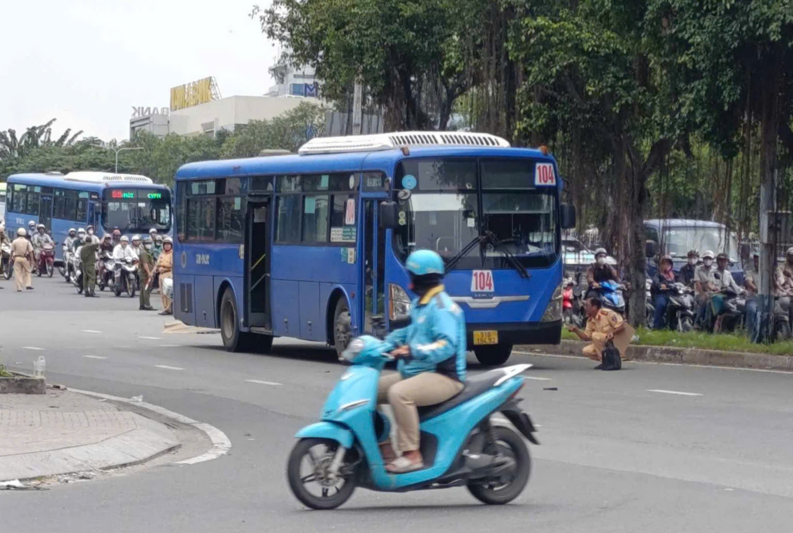 C&ocirc;ng an t&igrave;m người chứng kiến vụ tai nạn chết người ở B&igrave;nh Thạnh- Ảnh 1.