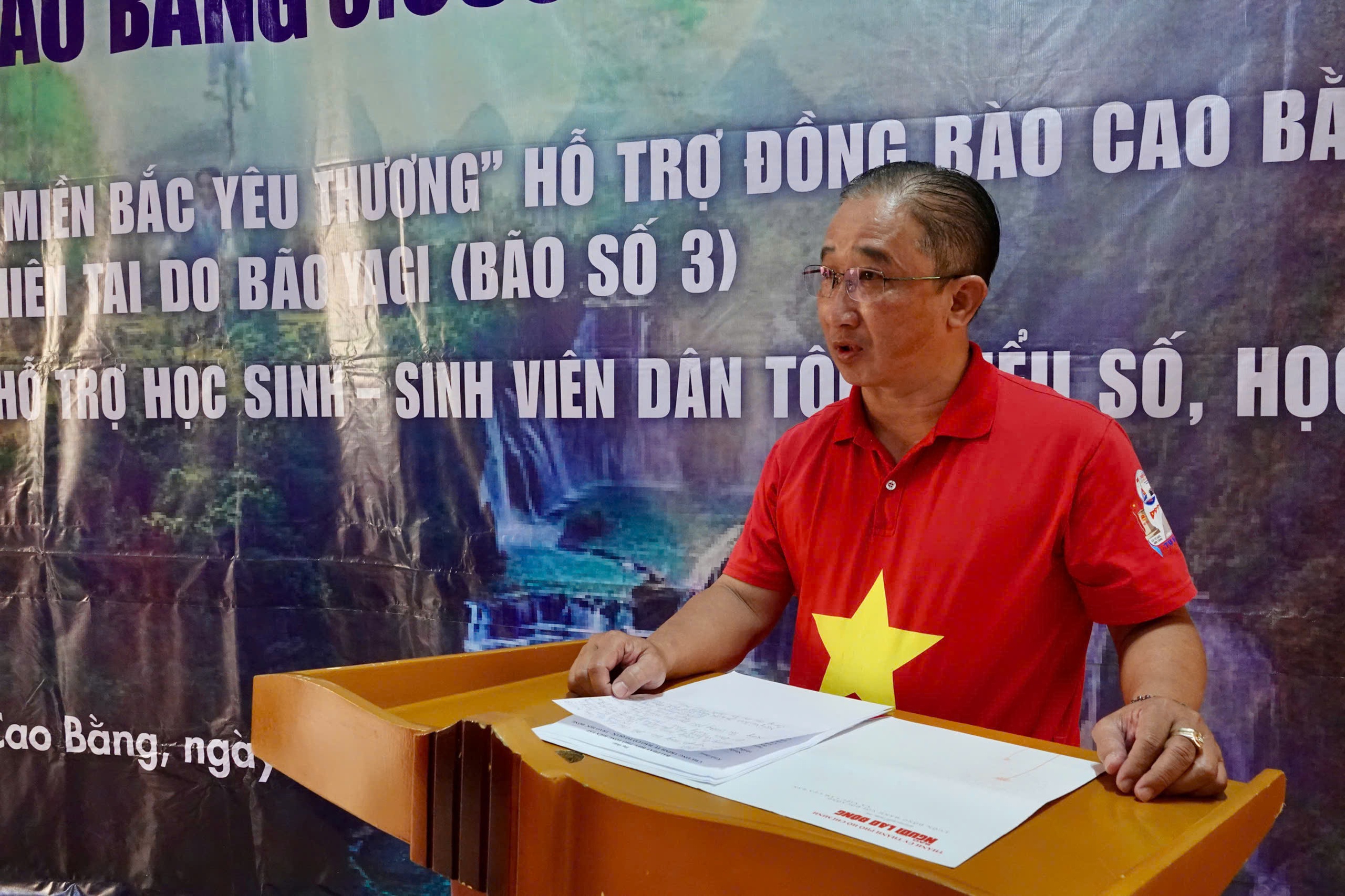 B&aacute;o Người Lao Động trao tặng 5.000 l&aacute; cờ Tổ quốc tại Cao Bằng- Ảnh 6.