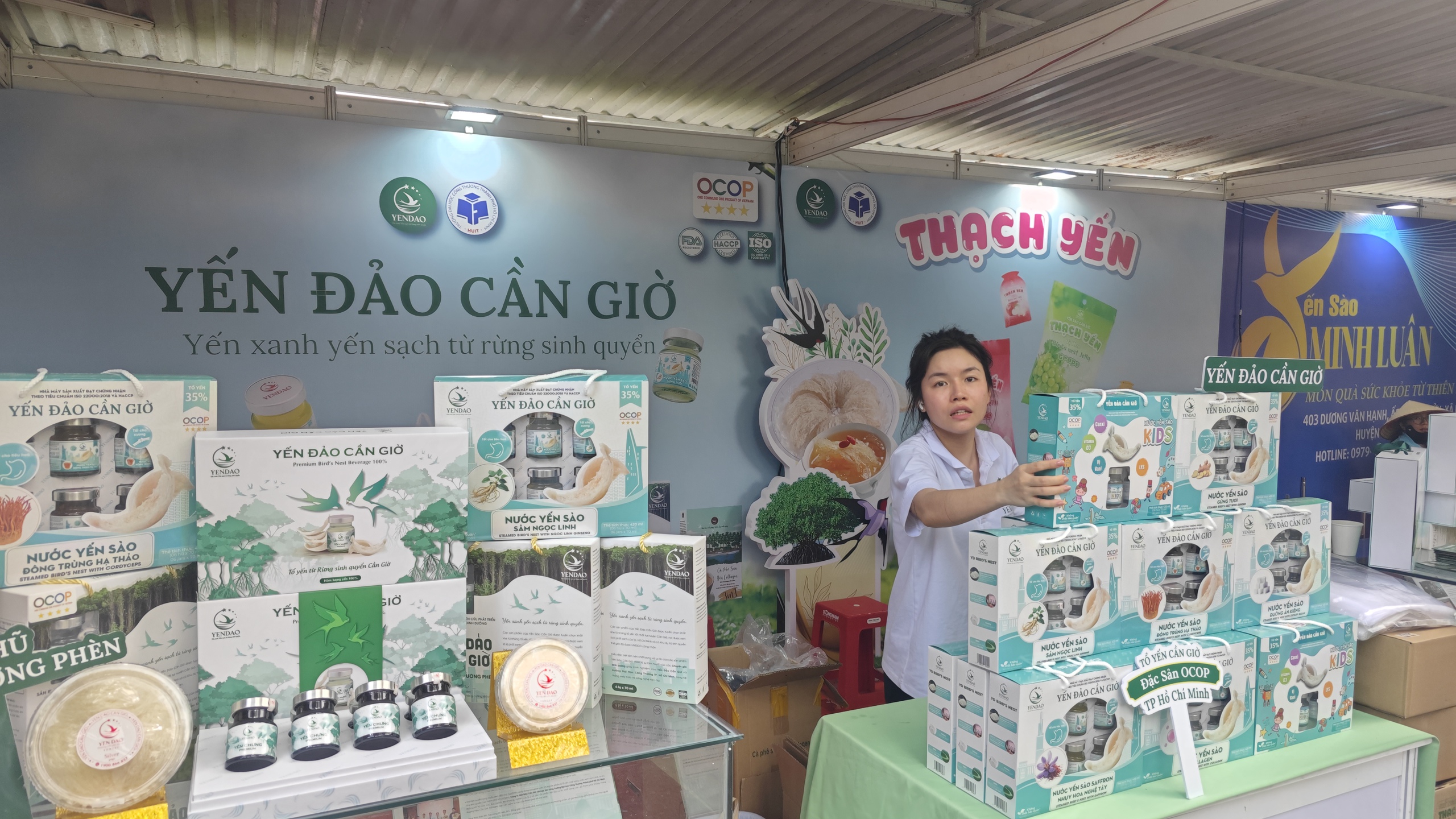 Người dân TP HCM chen chân mua sầu riêng, cà phê và hàng trăm đặc sản- Ảnh 13.
