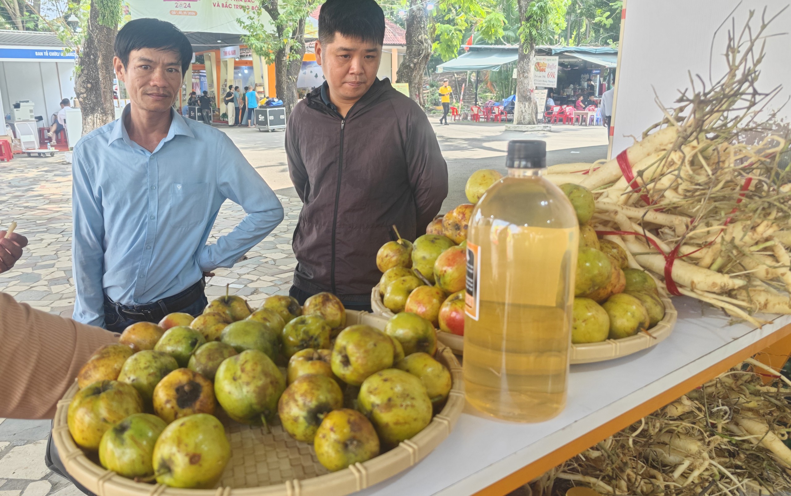 Người dân TP HCM chen chân mua sầu riêng, cà phê và hàng trăm đặc sản- Ảnh 2.
