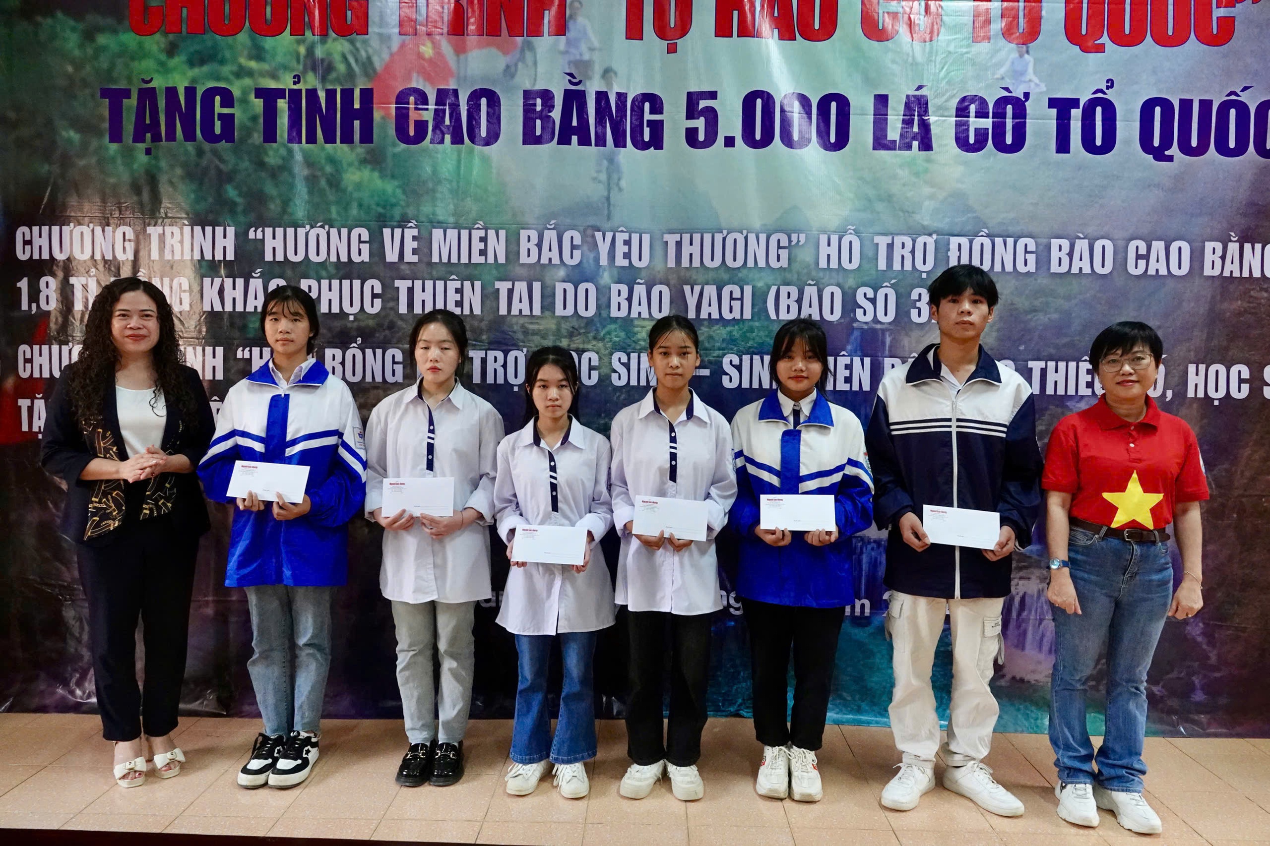 B&aacute;o Người Lao Động trao tặng 5.000 l&aacute; cờ Tổ quốc tại Cao Bằng- Ảnh 12.