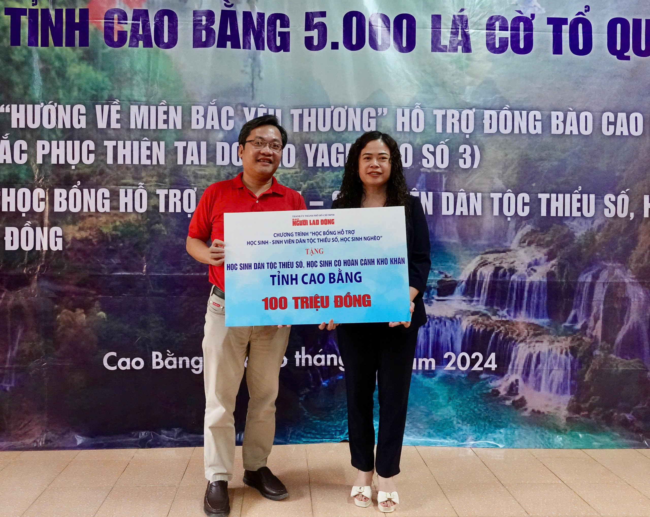 B&aacute;o Người Lao Động trao tặng 5.000 l&aacute; cờ Tổ quốc tại Cao Bằng- Ảnh 10.