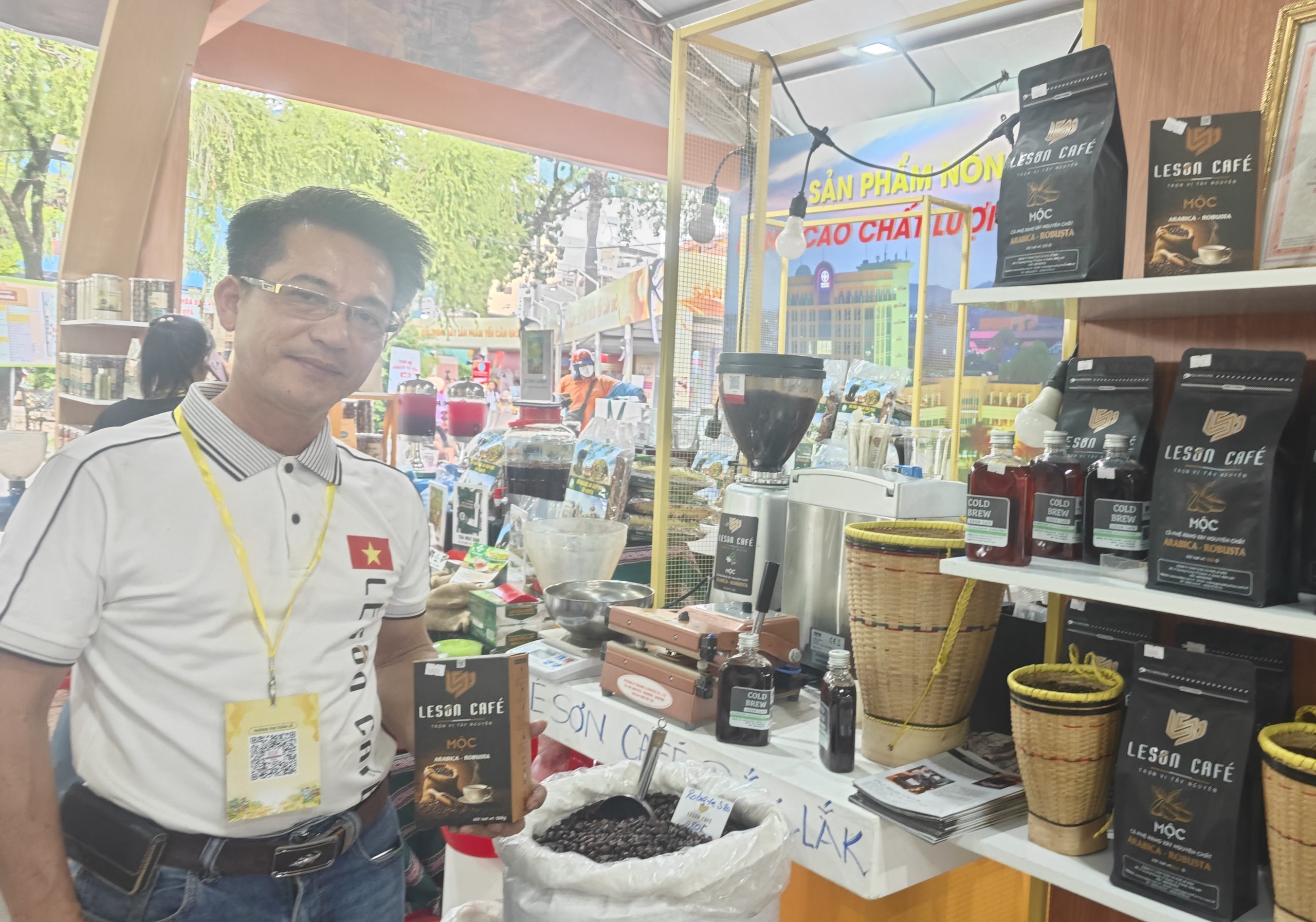 Người dân TP HCM chen chân mua sầu riêng, cà phê và hàng trăm đặc sản- Ảnh 3.