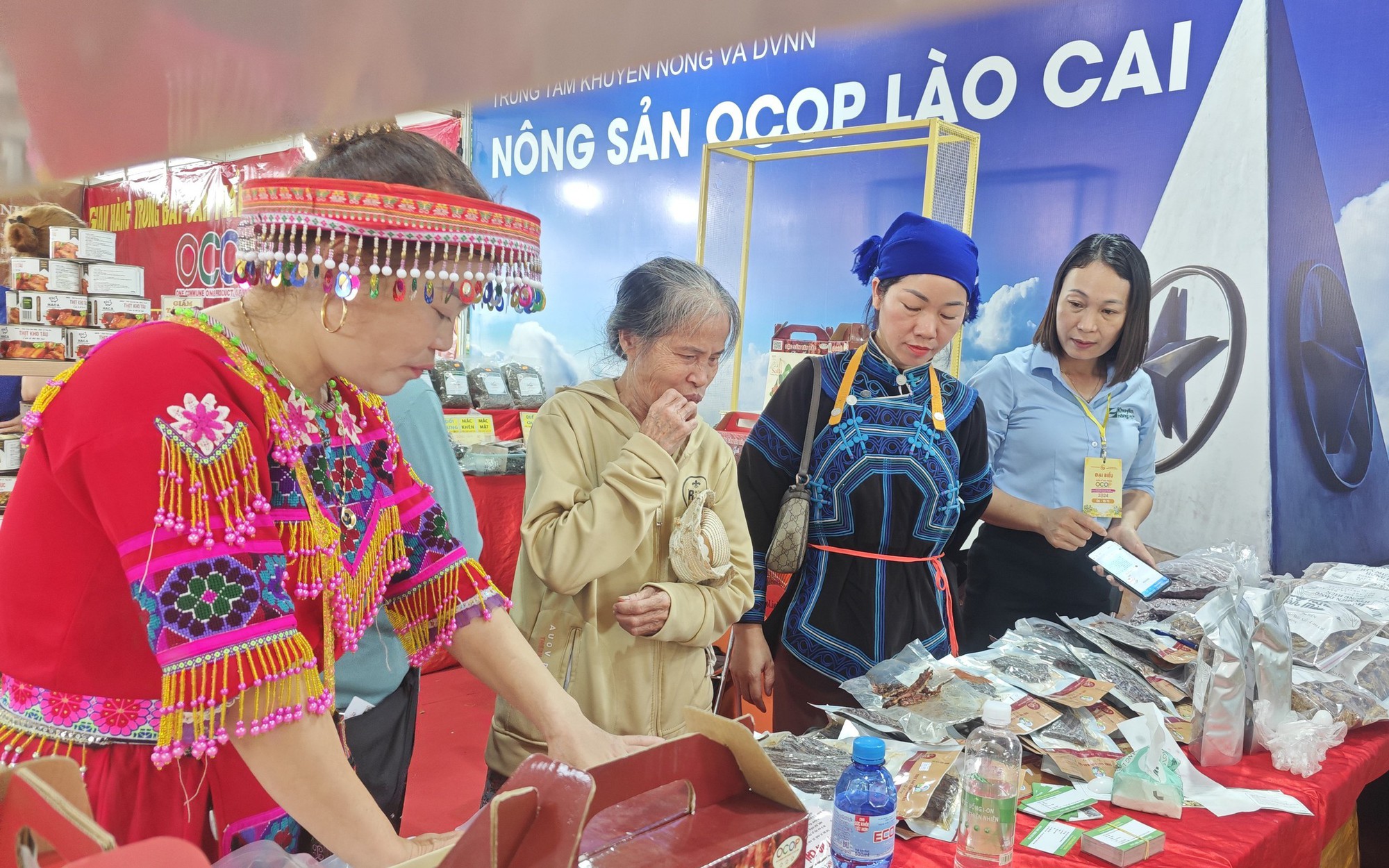 Người dân TP HCM chen chân mua sầu riêng, cà phê và hàng trăm đặc sản