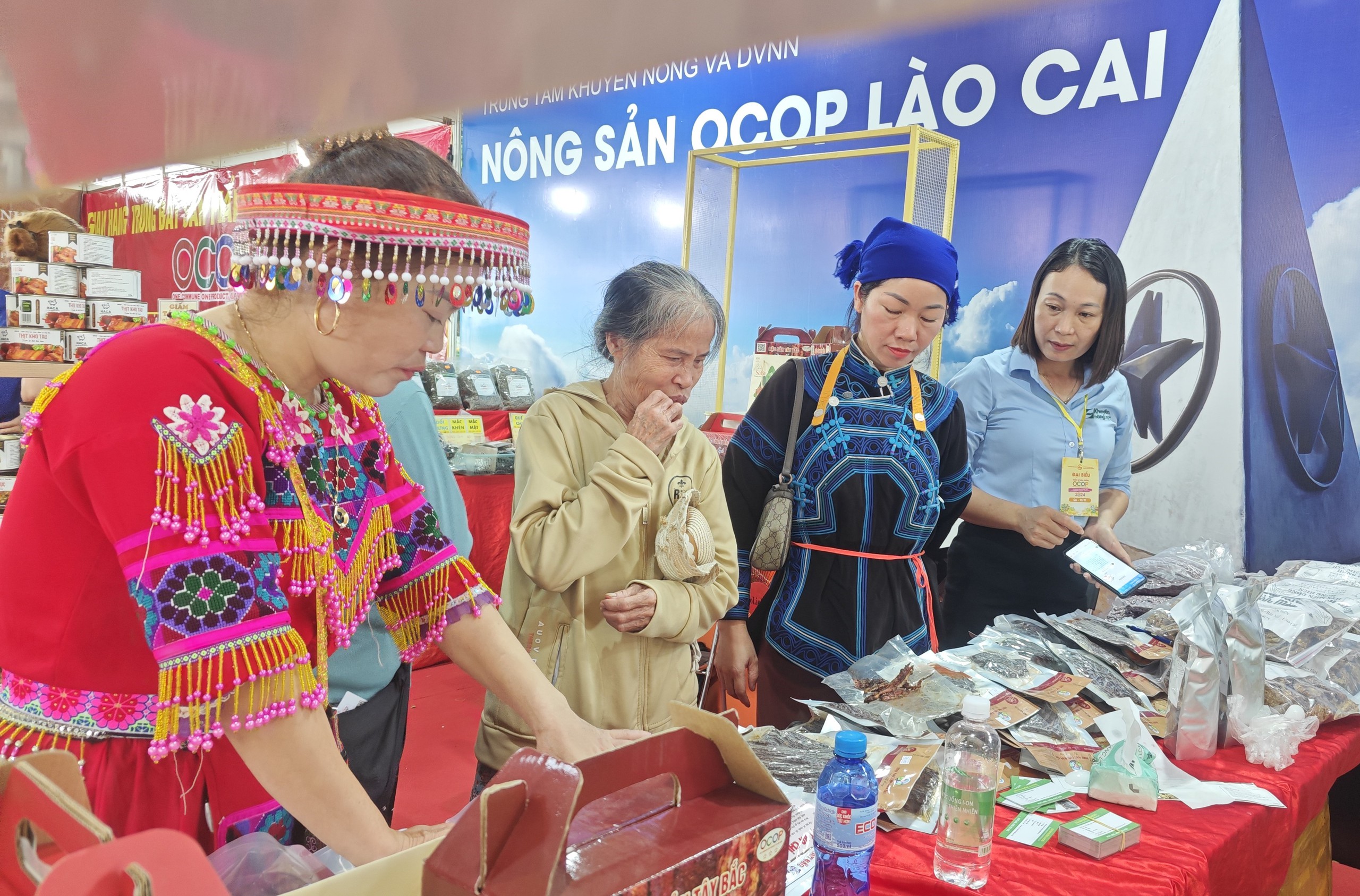 Người dân TP HCM chen chân mua sầu riêng, cà phê và hàng trăm đặc sản- Ảnh 4.