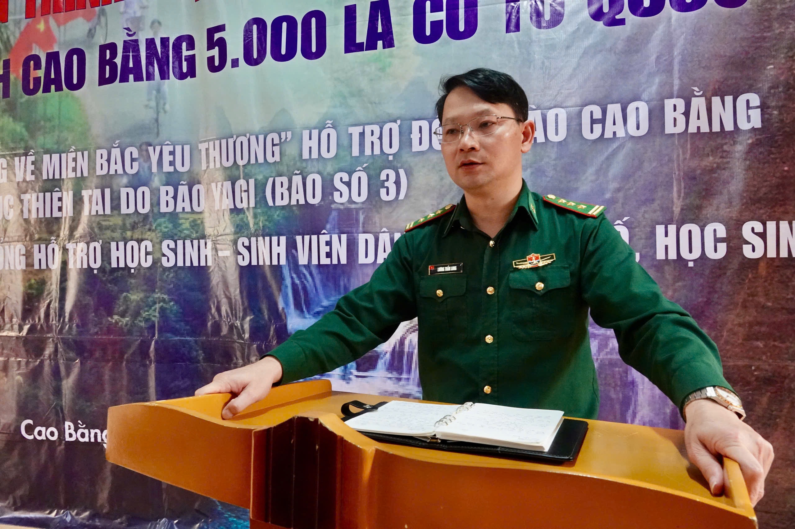 B&aacute;o Người Lao Động trao tặng 5.000 l&aacute; cờ Tổ quốc tại Cao Bằng- Ảnh 9.