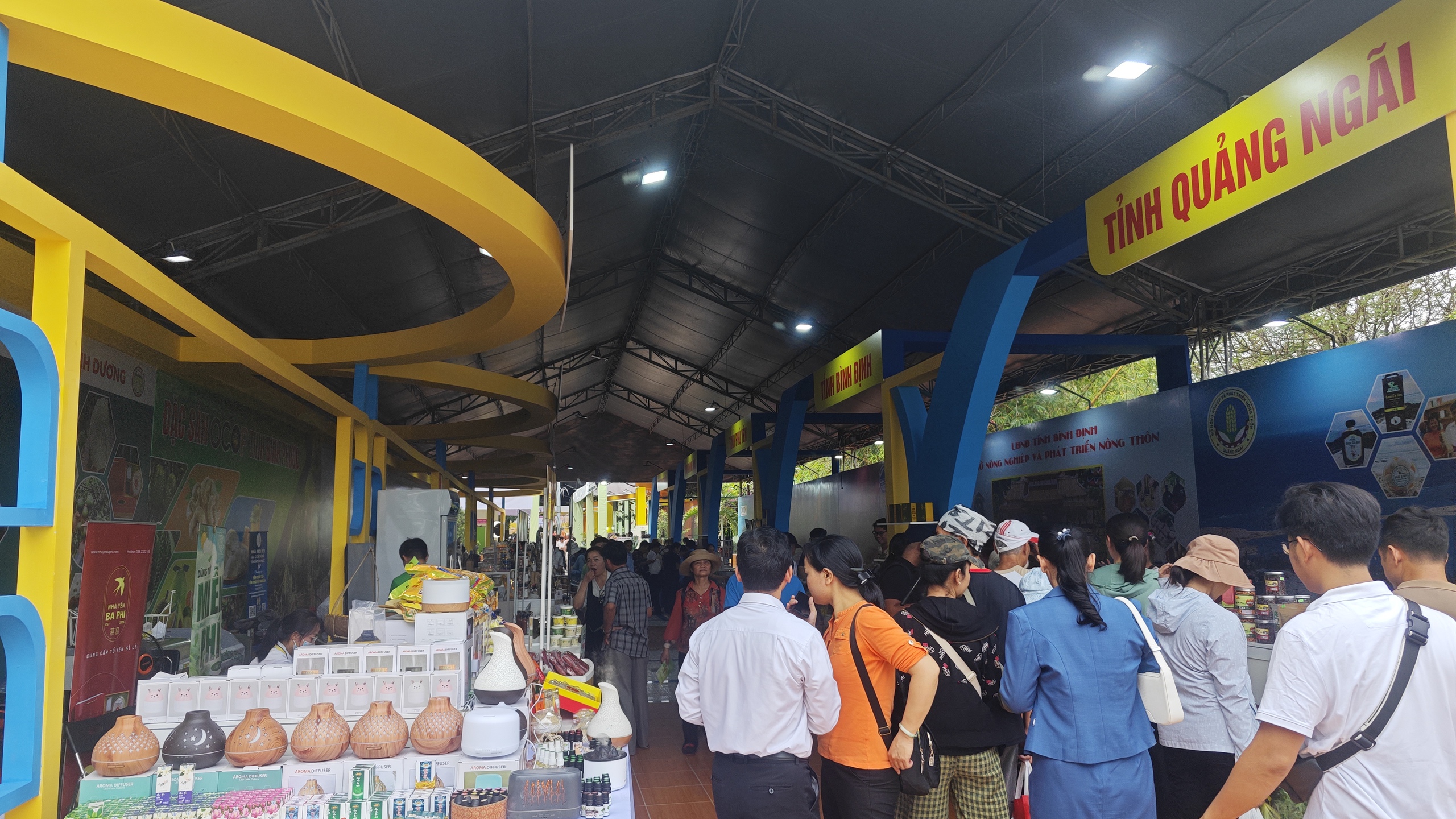 Người dân TP HCM chen chân mua sầu riêng, cà phê và hàng trăm đặc sản- Ảnh 6.