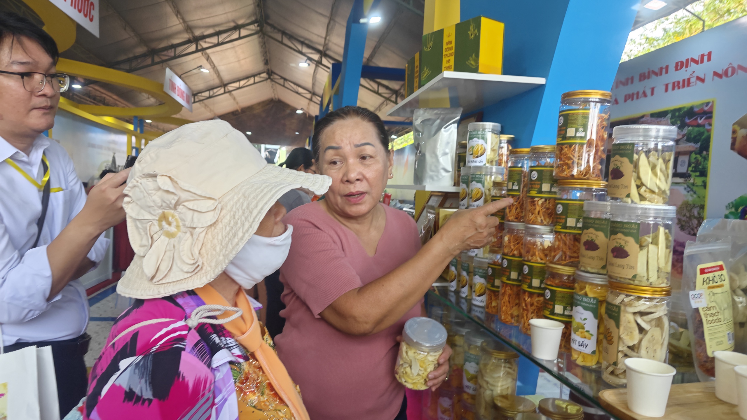 Người dân TP HCM chen chân mua sầu riêng, cà phê và hàng trăm đặc sản- Ảnh 7.