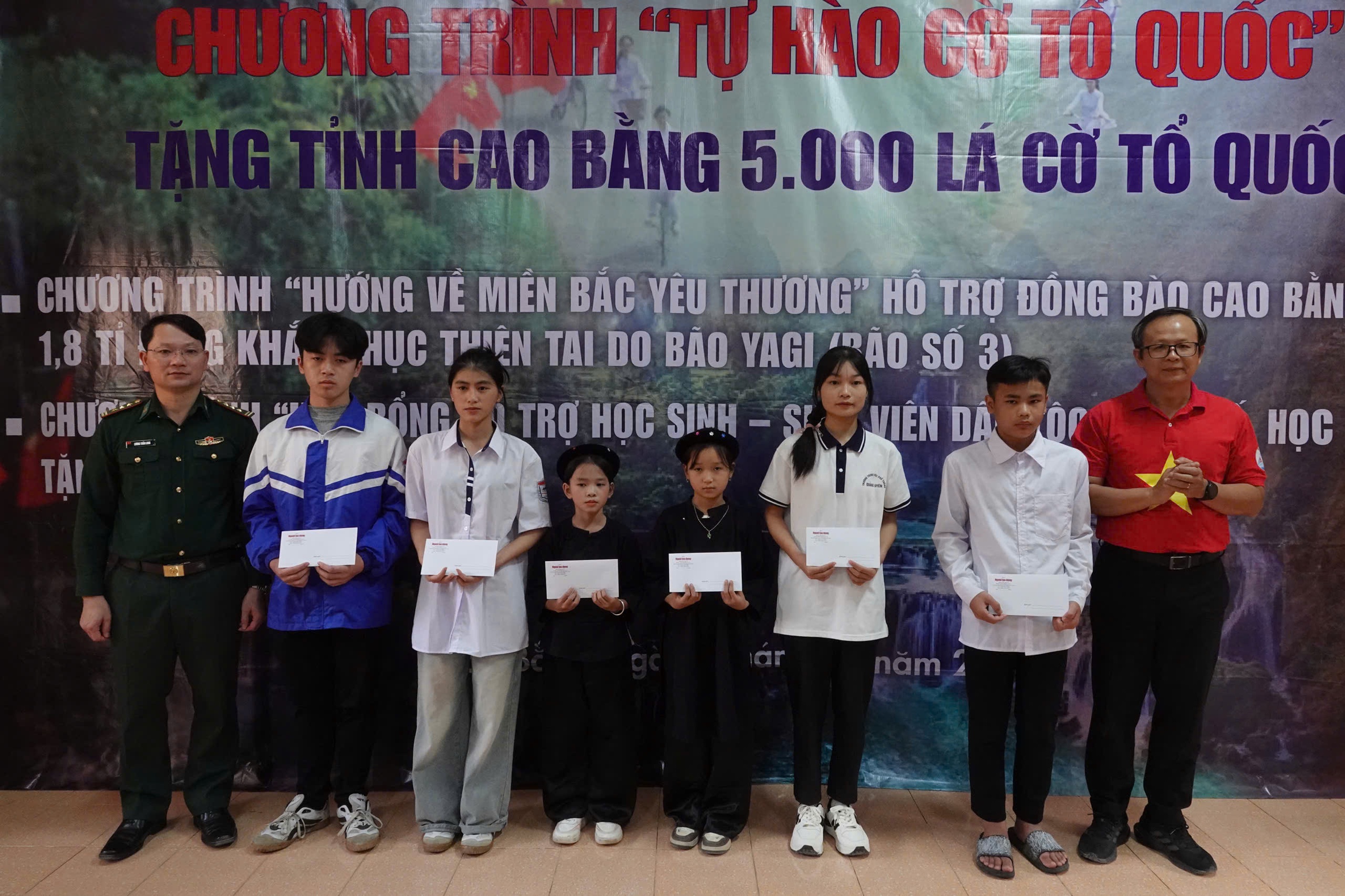 B&aacute;o Người Lao Động trao tặng 5.000 l&aacute; cờ Tổ quốc tại Cao Bằng- Ảnh 11.