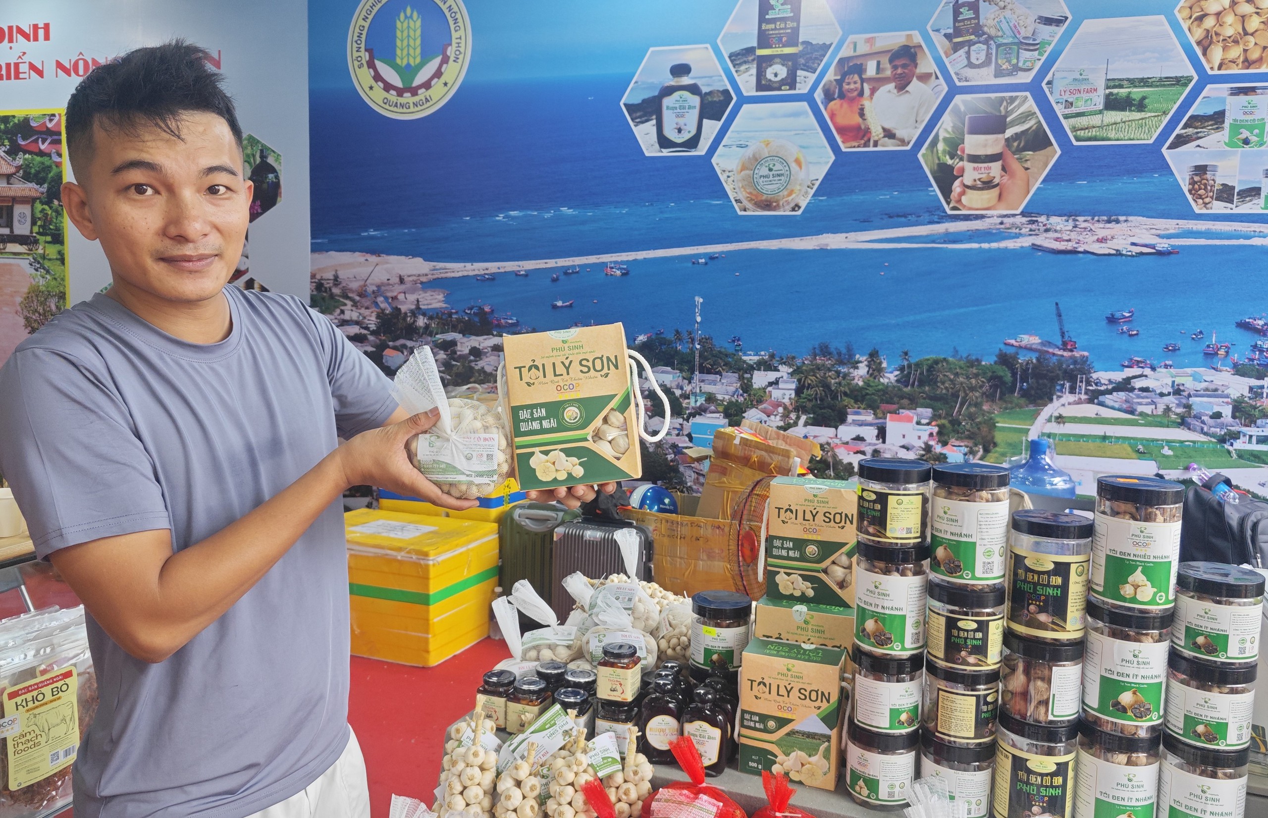 Người dân TP HCM chen chân mua sầu riêng, cà phê và hàng trăm đặc sản- Ảnh 8.