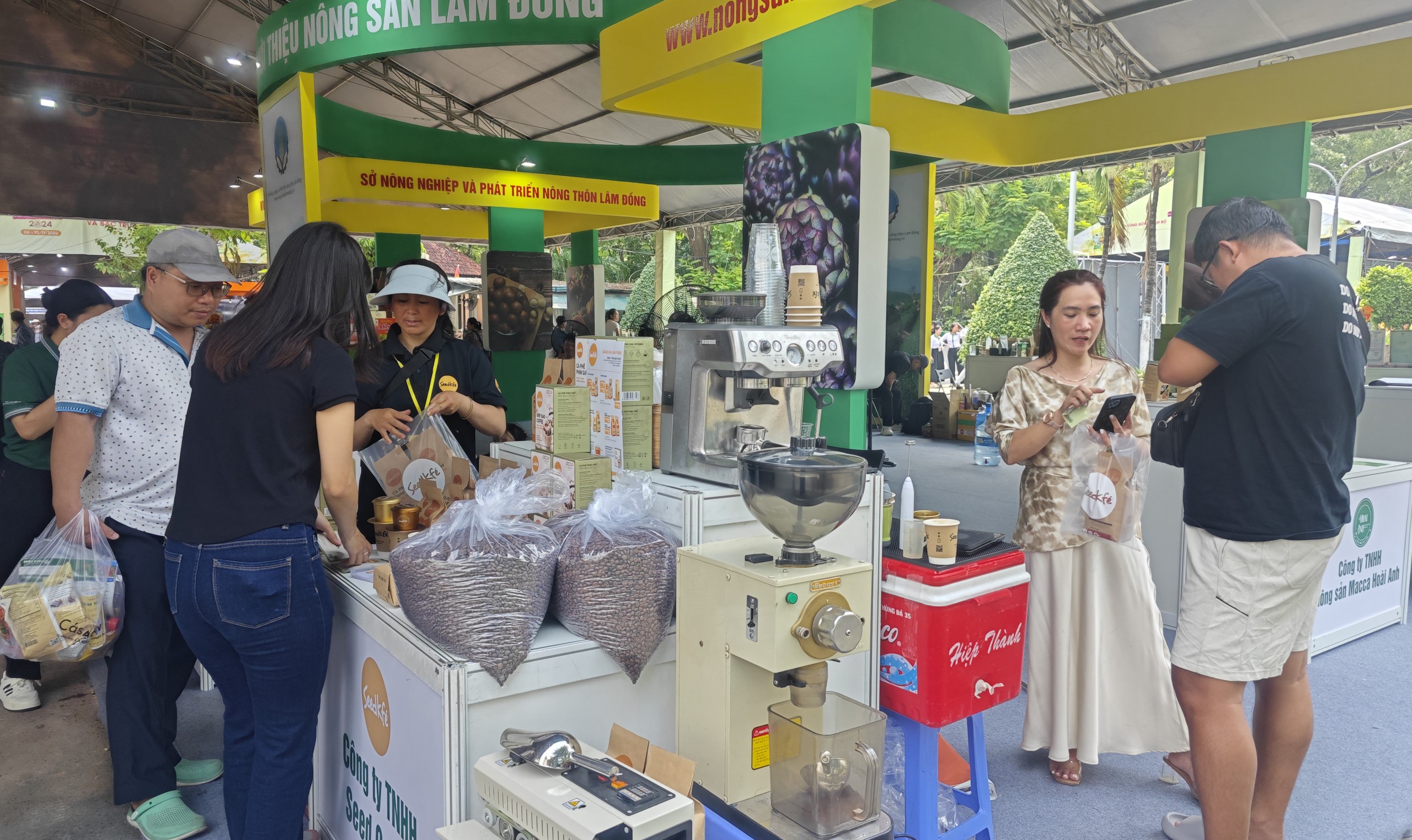 Người dân TP HCM chen chân mua sầu riêng, cà phê và hàng trăm đặc sản- Ảnh 9.
