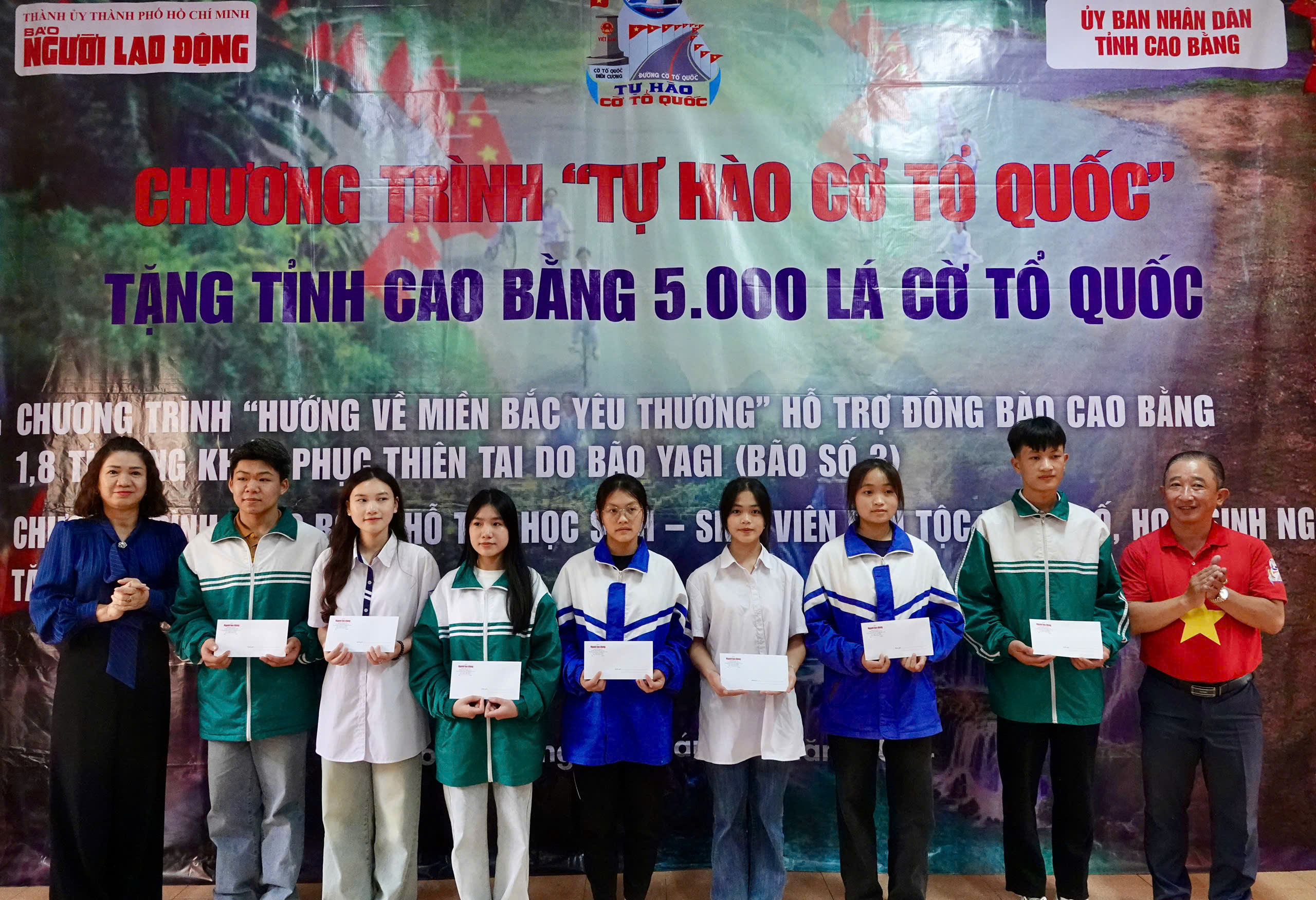 B&aacute;o Người Lao Động trao tặng 5.000 l&aacute; cờ Tổ quốc tại Cao Bằng- Ảnh 13.