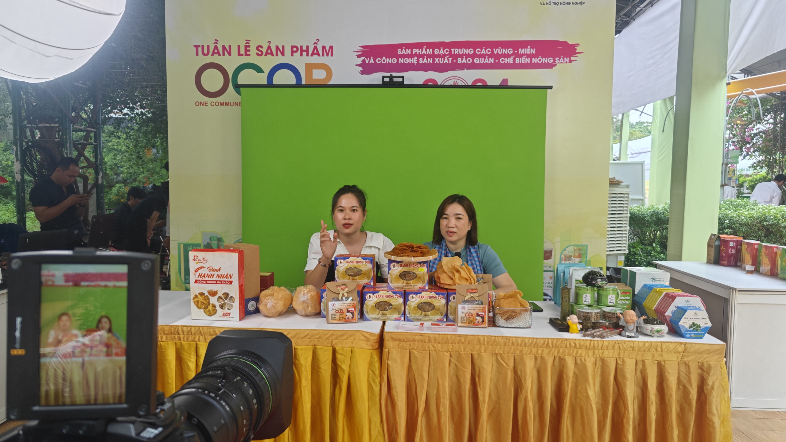 Người dân TP HCM chen chân mua sầu riêng, cà phê và hàng trăm đặc sản- Ảnh 10.