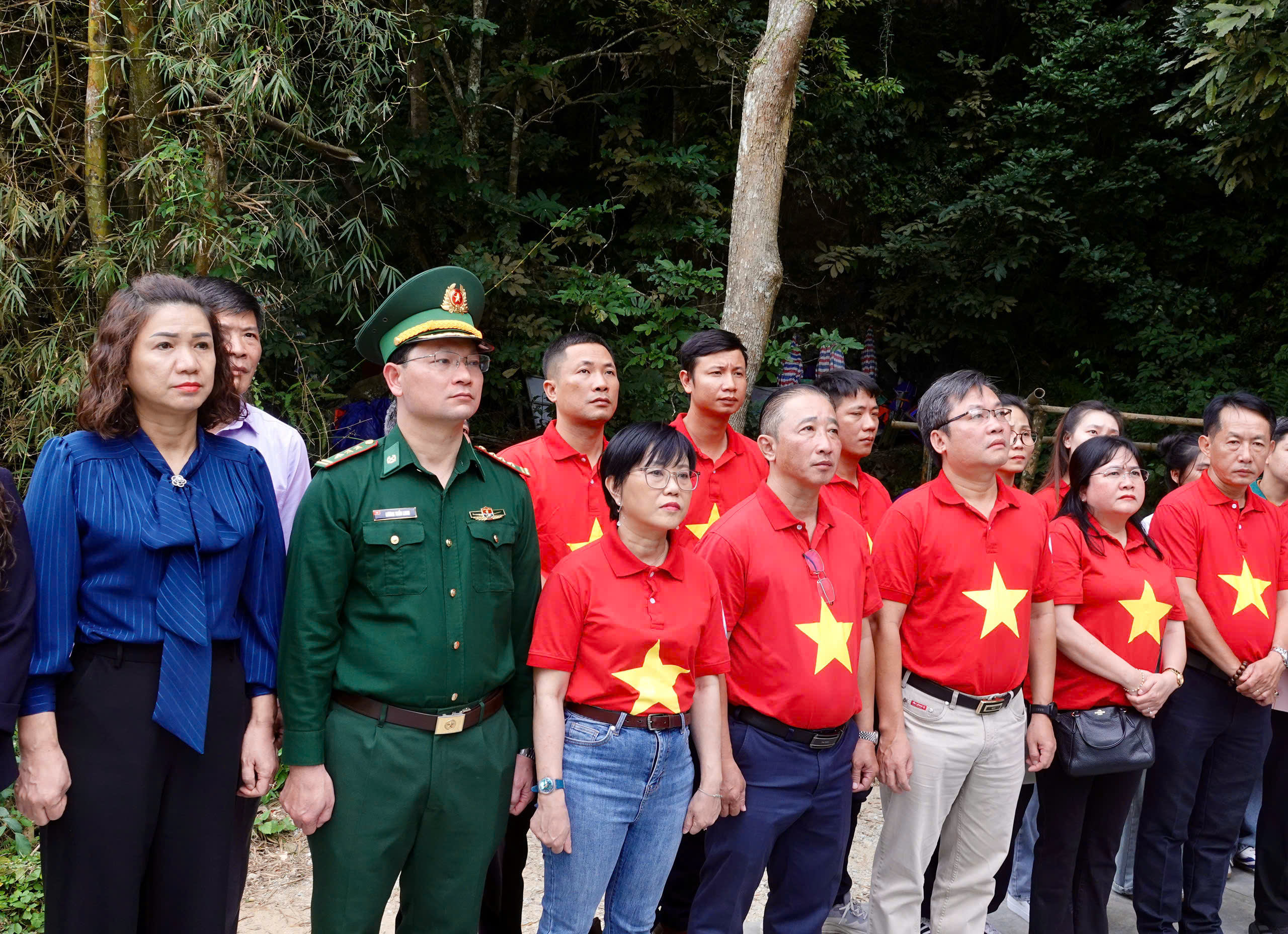 B&aacute;o Người Lao Động trao tặng 5.000 l&aacute; cờ Tổ quốc tại Cao Bằng- Ảnh 3.