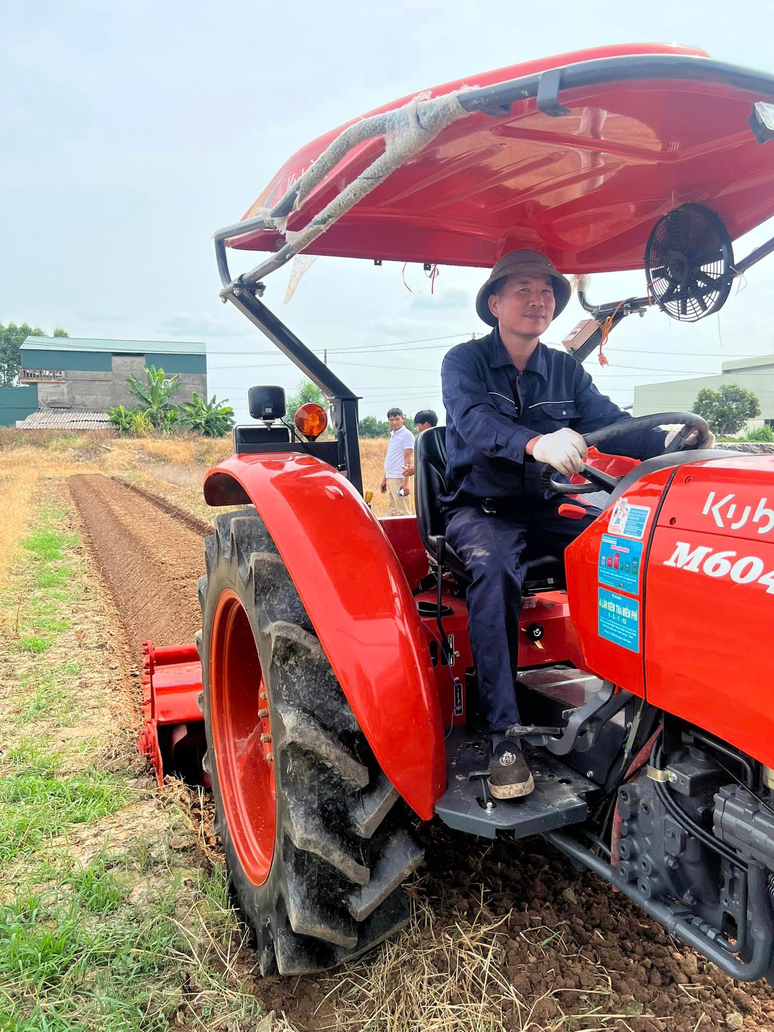N&acirc;ng bước người lao động: Nh&agrave; s&aacute;ng chế "ch&acirc;n đất"- Ảnh 1.
