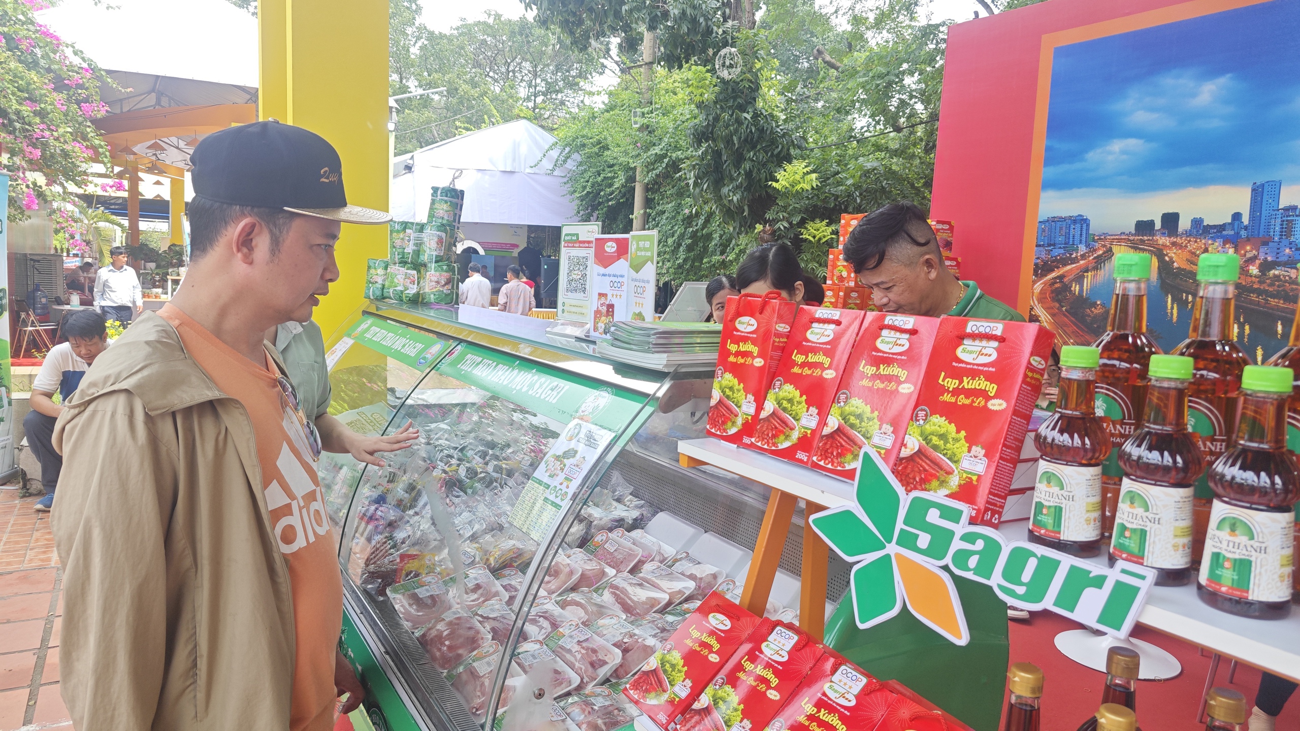Người dân TP HCM chen chân mua sầu riêng, cà phê và hàng trăm đặc sản- Ảnh 12.