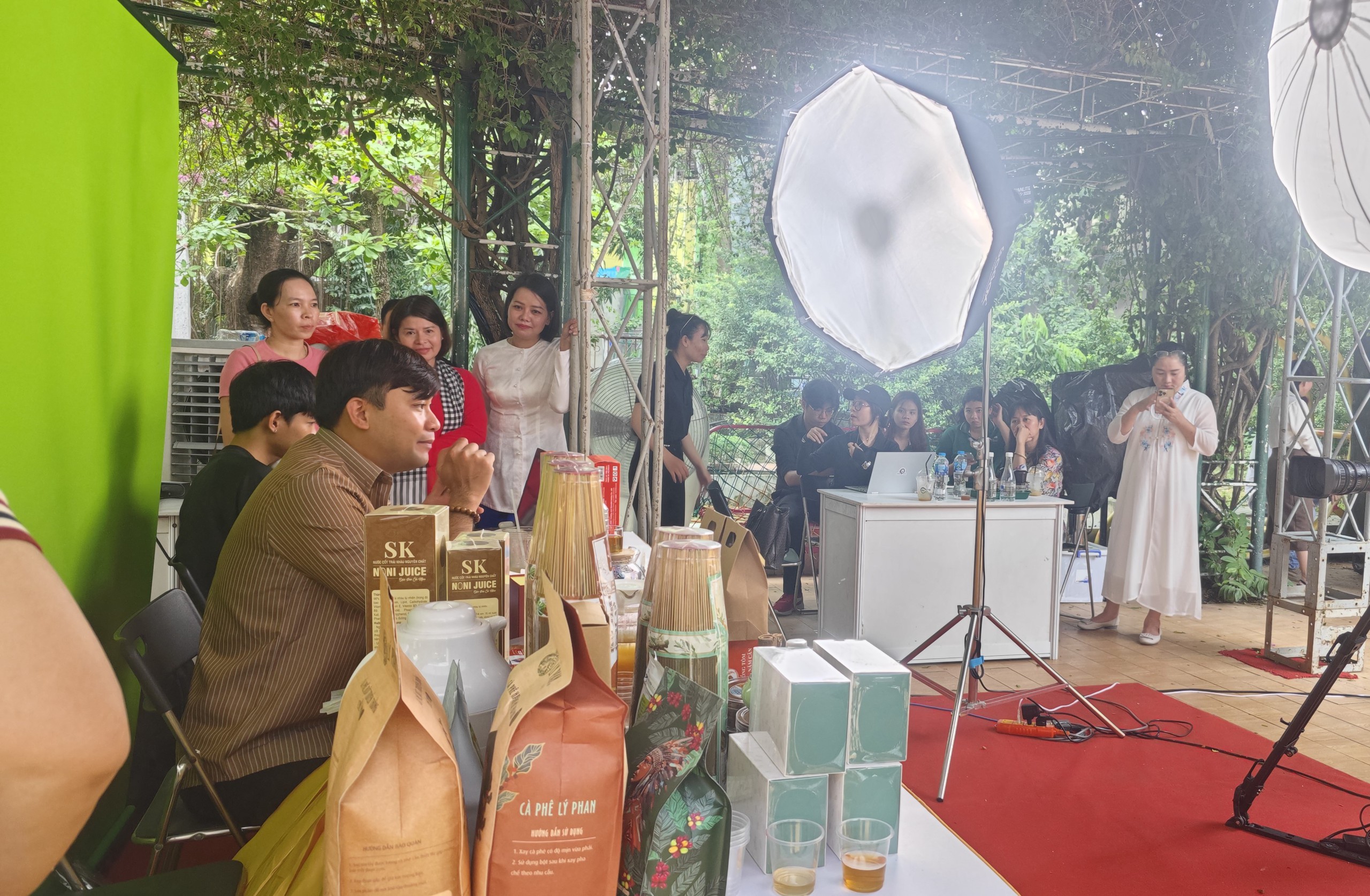 Người dân TP HCM chen chân mua sầu riêng, cà phê và hàng trăm đặc sản- Ảnh 11.