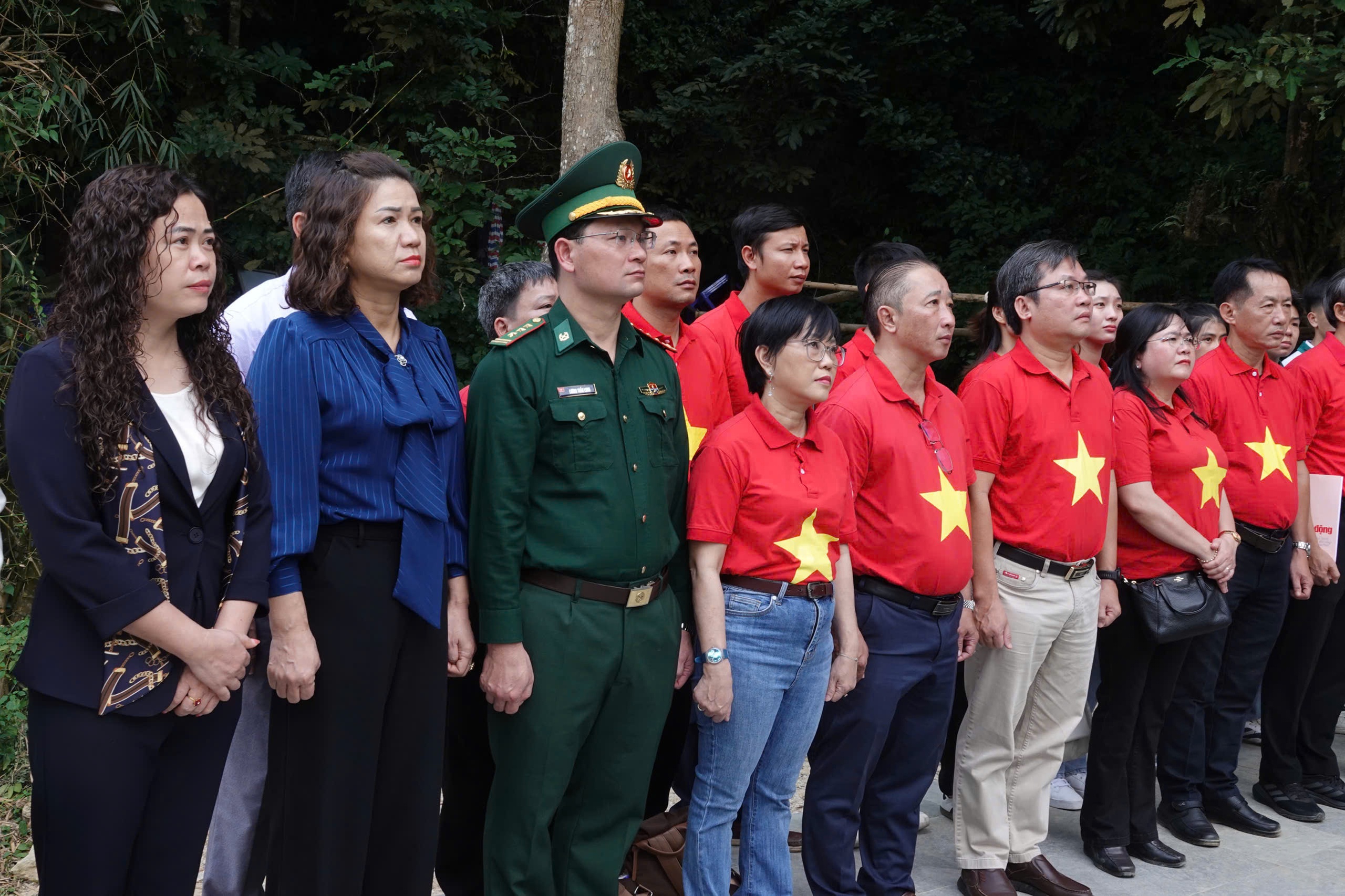 B&aacute;o Người Lao Động trao tặng 5.000 l&aacute; cờ Tổ quốc tại Cao Bằng- Ảnh 4.