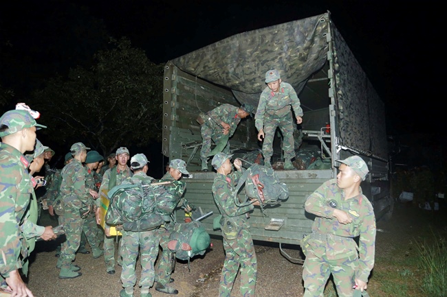 Vụ tai nạn m&aacute;y bay qu&acirc;n sự: Hai phi c&ocirc;ng được đưa ra khỏi rừng- Ảnh 2.