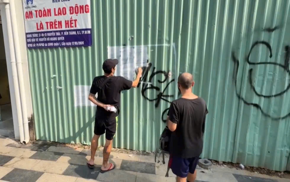 TP HCM: Trục xuất hai người nước ngo&agrave;i vẽ bậy khỏi Việt Nam- Ảnh 1.