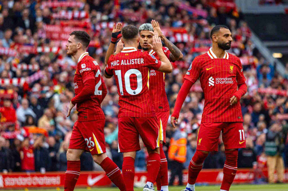 Liverpool đang nắm giữ vị tr&iacute; số 1 của cả s&acirc;n cỏ Giải Ngoại hạng Anh lẫn Champions League Ảnh: REUTERS