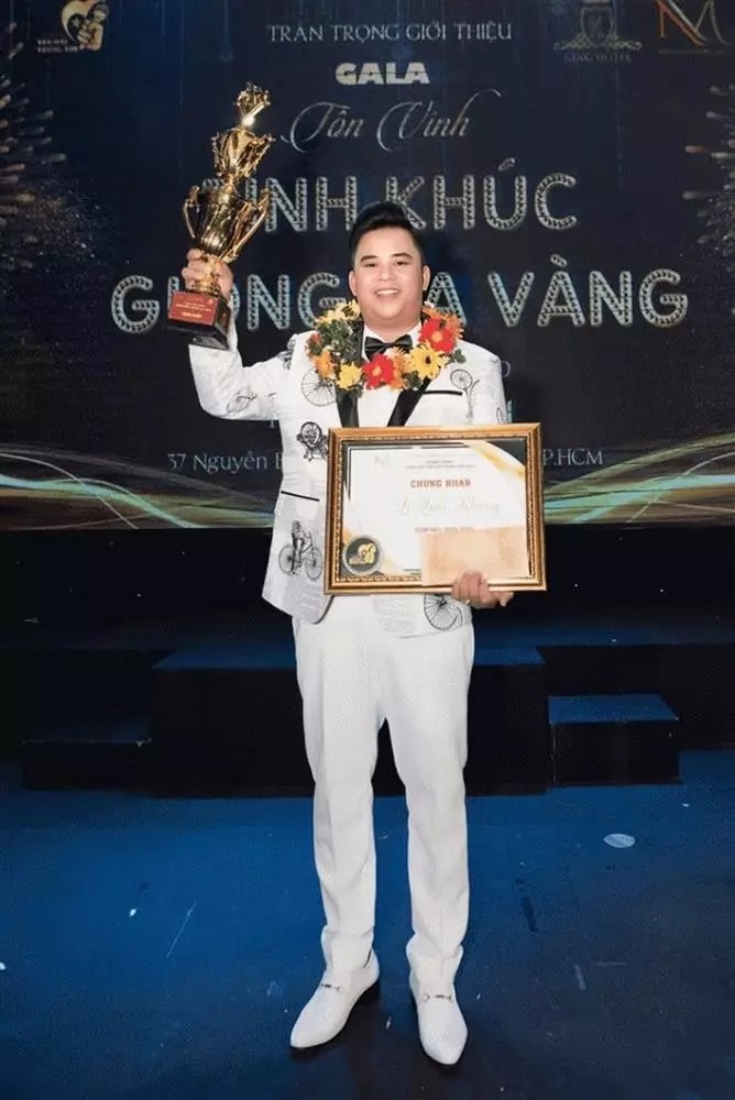 Ca sĩ Quốc Kh&aacute;ng vừa bị bắt c&ugrave;ng b&agrave; chủ nh&agrave; thuốc Mỹ Ch&acirc;u l&agrave; ai?- Ảnh 1.