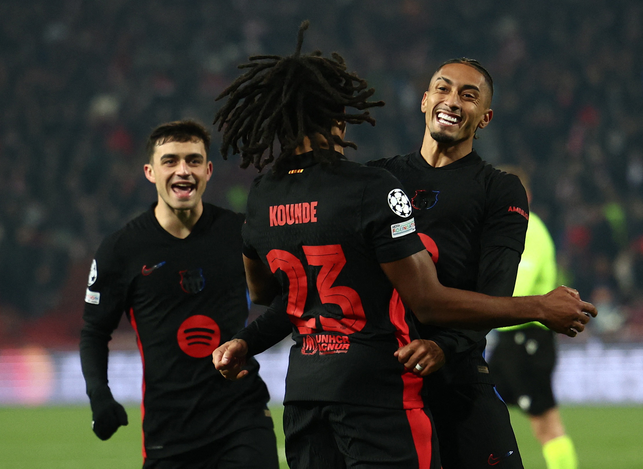 Barcelona mở "đại tiệc", Arsenal thua trận đầu ở Champions League- Ảnh 5.