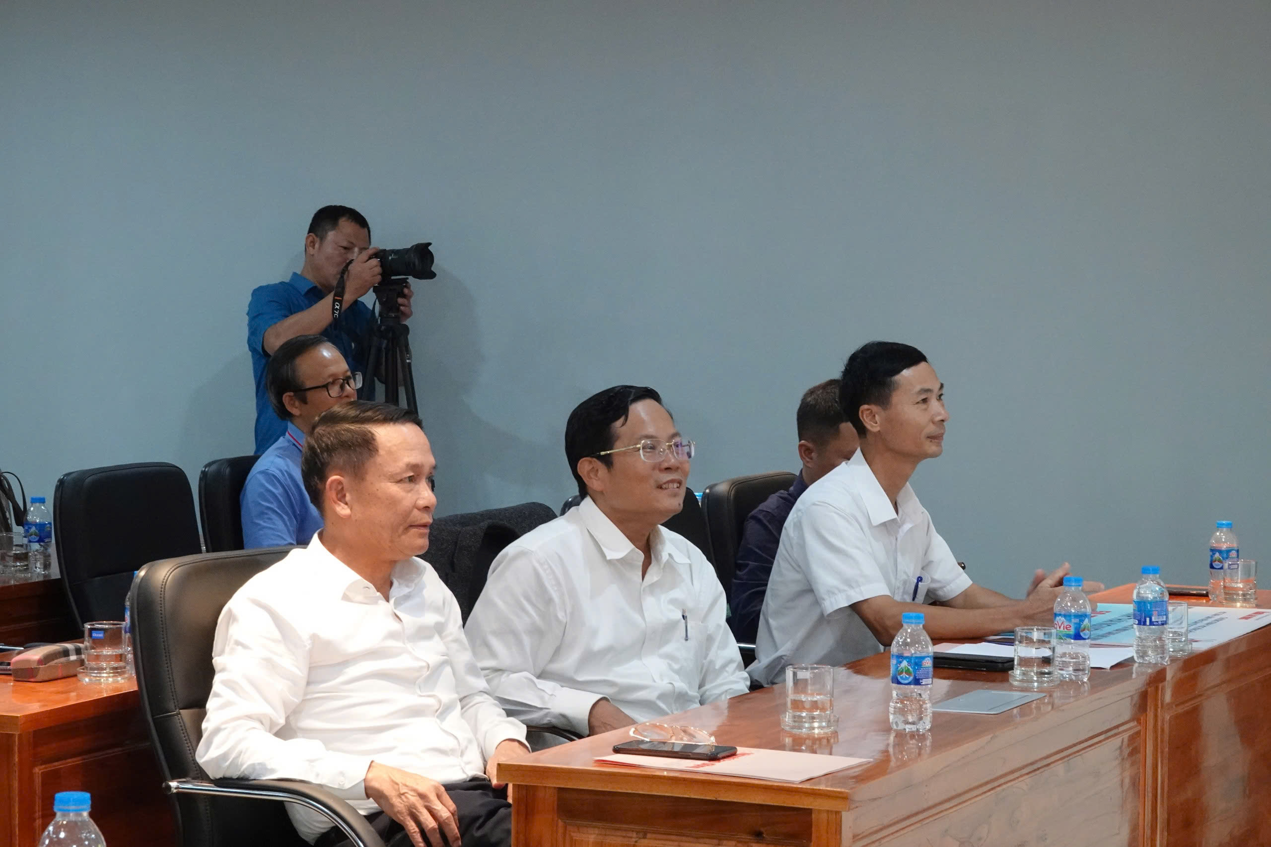 B&aacute;o Người Lao Động trao 2.000 l&aacute; cờ Tổ quốc tại Th&aacute;i Nguy&ecirc;n- Ảnh 4.