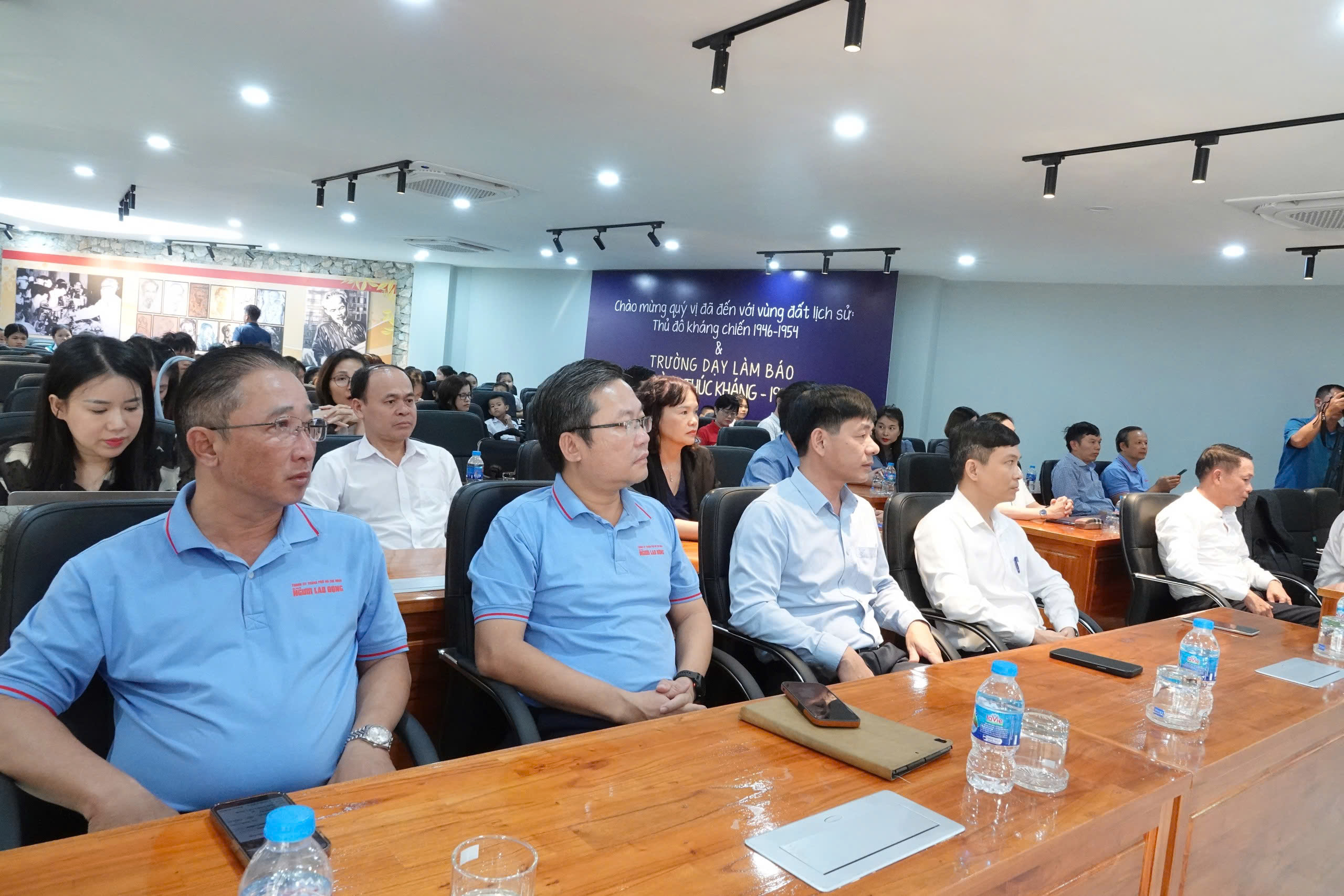 B&aacute;o Người Lao Động trao 2.000 l&aacute; cờ Tổ quốc tại Th&aacute;i Nguy&ecirc;n- Ảnh 2.