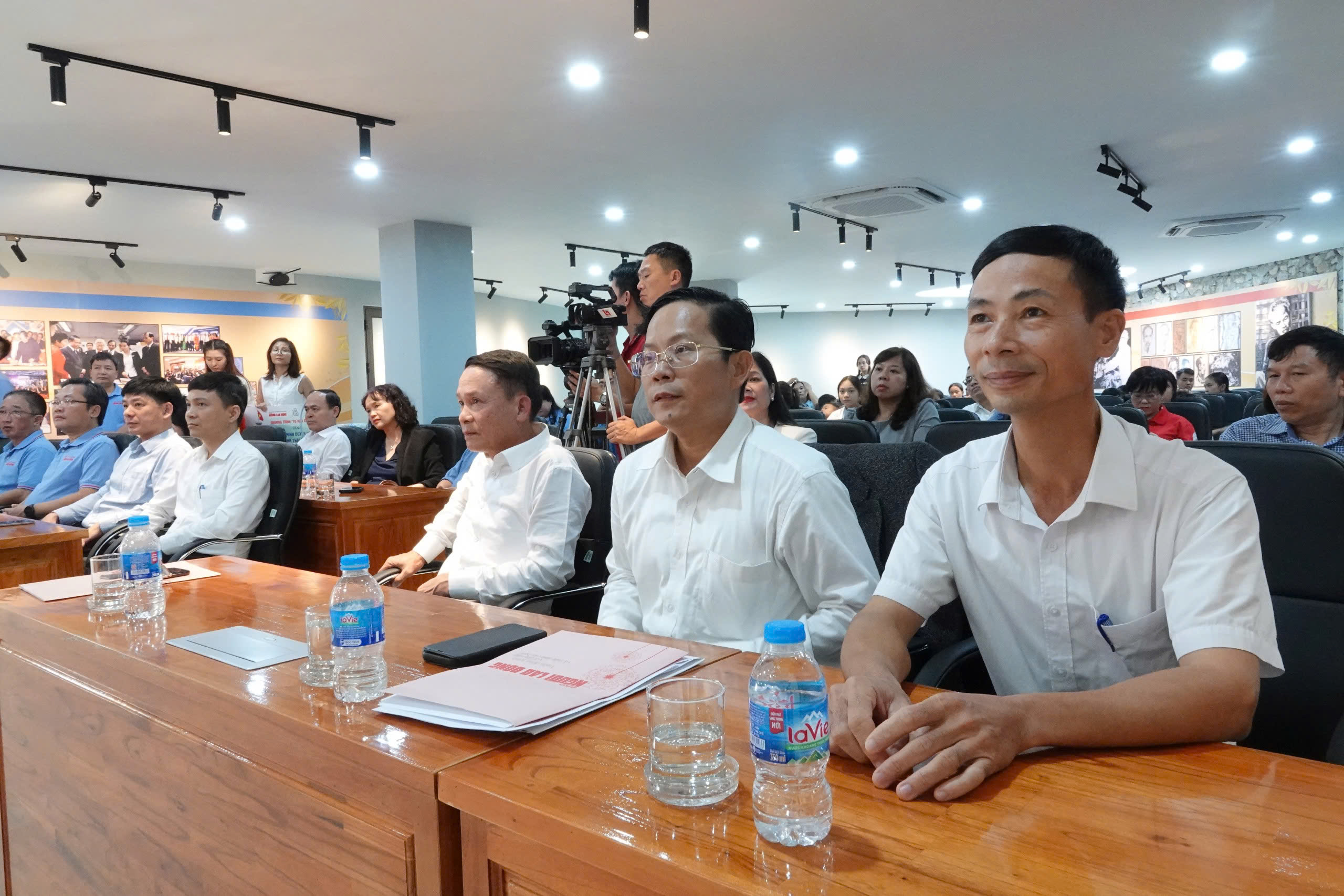 B&aacute;o Người Lao Động trao 2.000 l&aacute; cờ Tổ quốc tại Th&aacute;i Nguy&ecirc;n- Ảnh 3.