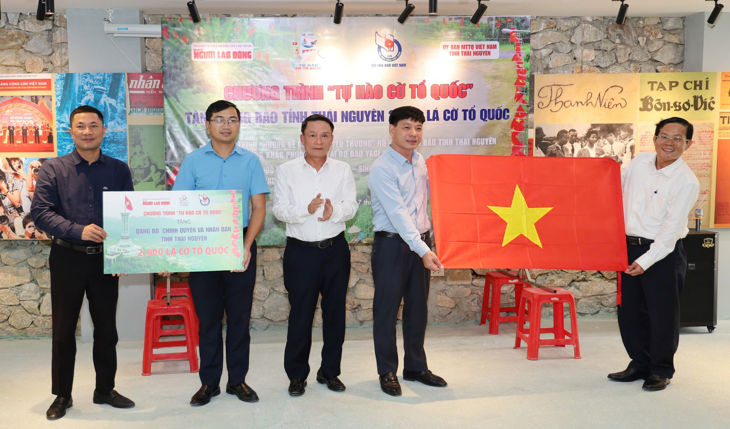B&aacute;o Người Lao Động trao 2.000 l&aacute; cờ Tổ quốc tại Th&aacute;i Nguy&ecirc;n- Ảnh 1.