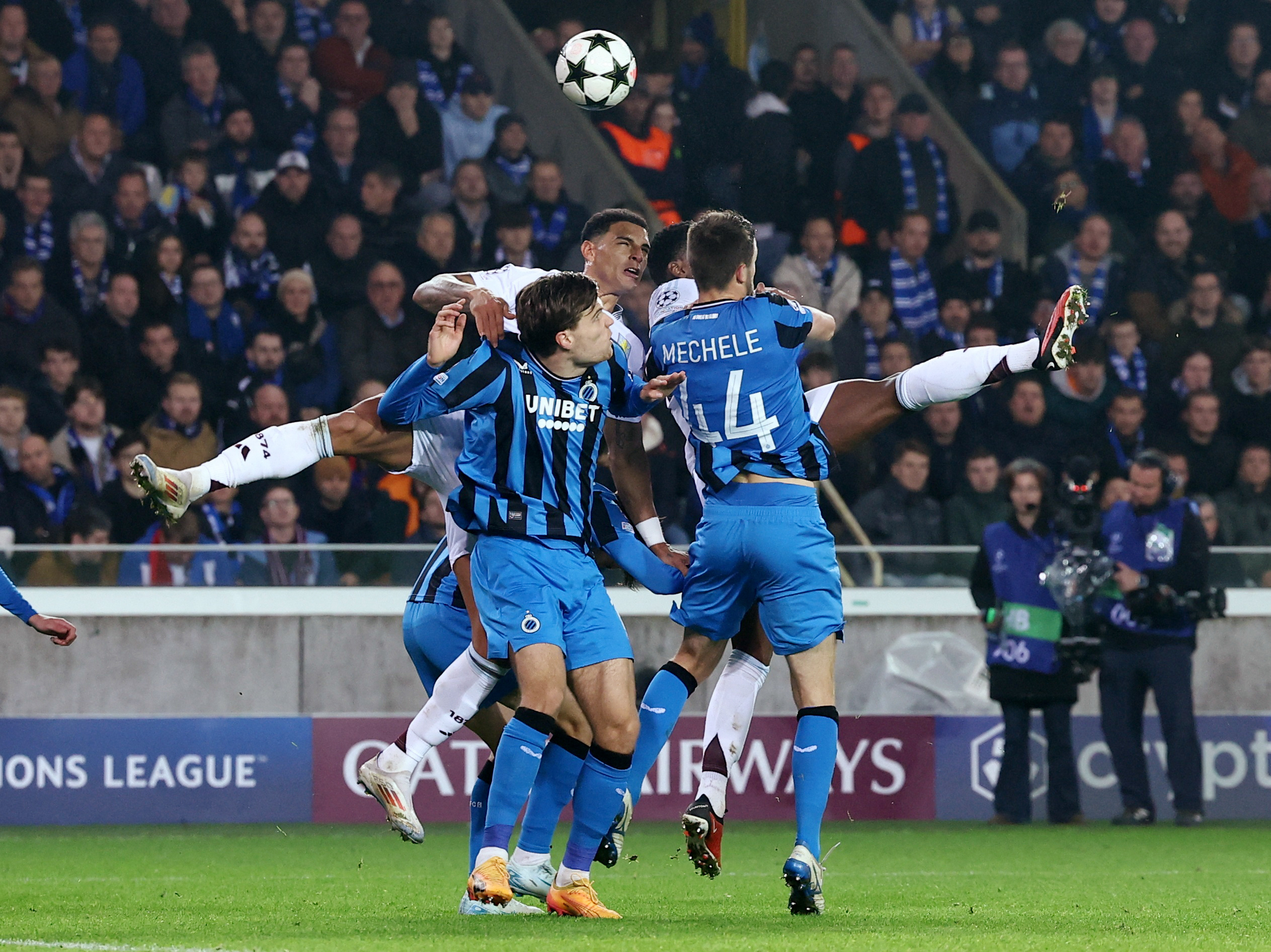 Sai s&oacute;t ngớ ngẩn của hậu vệ Tyron Mings khiến Aston Villa thua sốc ở Champions League- Ảnh 1.