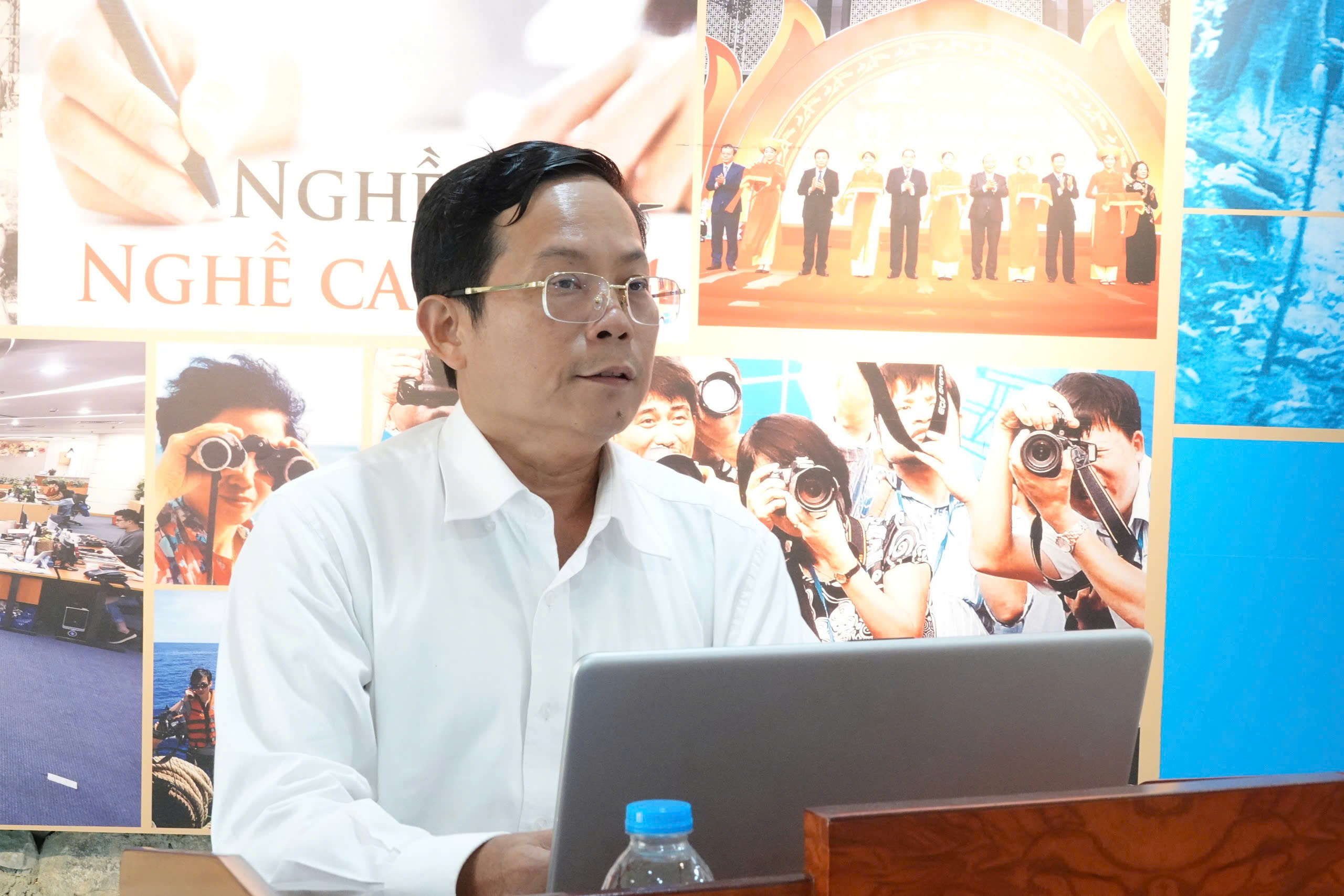 B&aacute;o Người Lao Động trao 2.000 l&aacute; cờ Tổ quốc tại Th&aacute;i Nguy&ecirc;n- Ảnh 5.