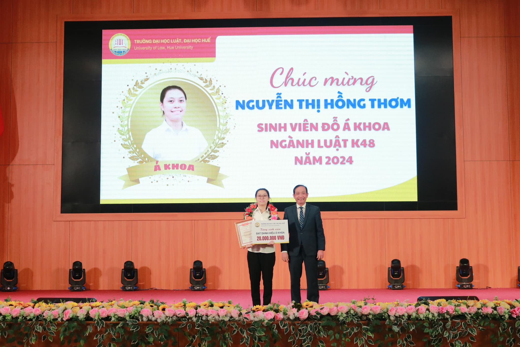 Thủ khoa Trường ĐH Luật Huế được thưởng 30 triệu đồng- Ảnh 2.
