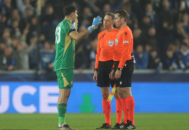 Sai s&oacute;t ngớ ngẩn của hậu vệ Tyron Mings khiến Aston Villa thua sốc ở Champions League- Ảnh 5.