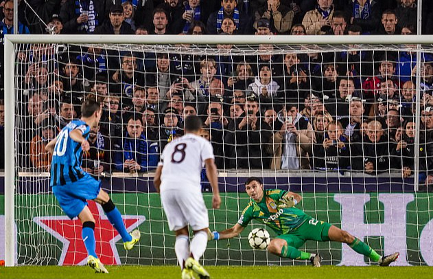 Sai s&oacute;t ngớ ngẩn của hậu vệ Tyron Mings khiến Aston Villa thua sốc ở Champions League- Ảnh 6.