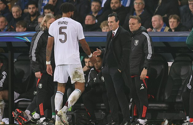 Sai s&oacute;t ngớ ngẩn của hậu vệ Tyron Mings khiến Aston Villa thua sốc ở Champions League- Ảnh 9.