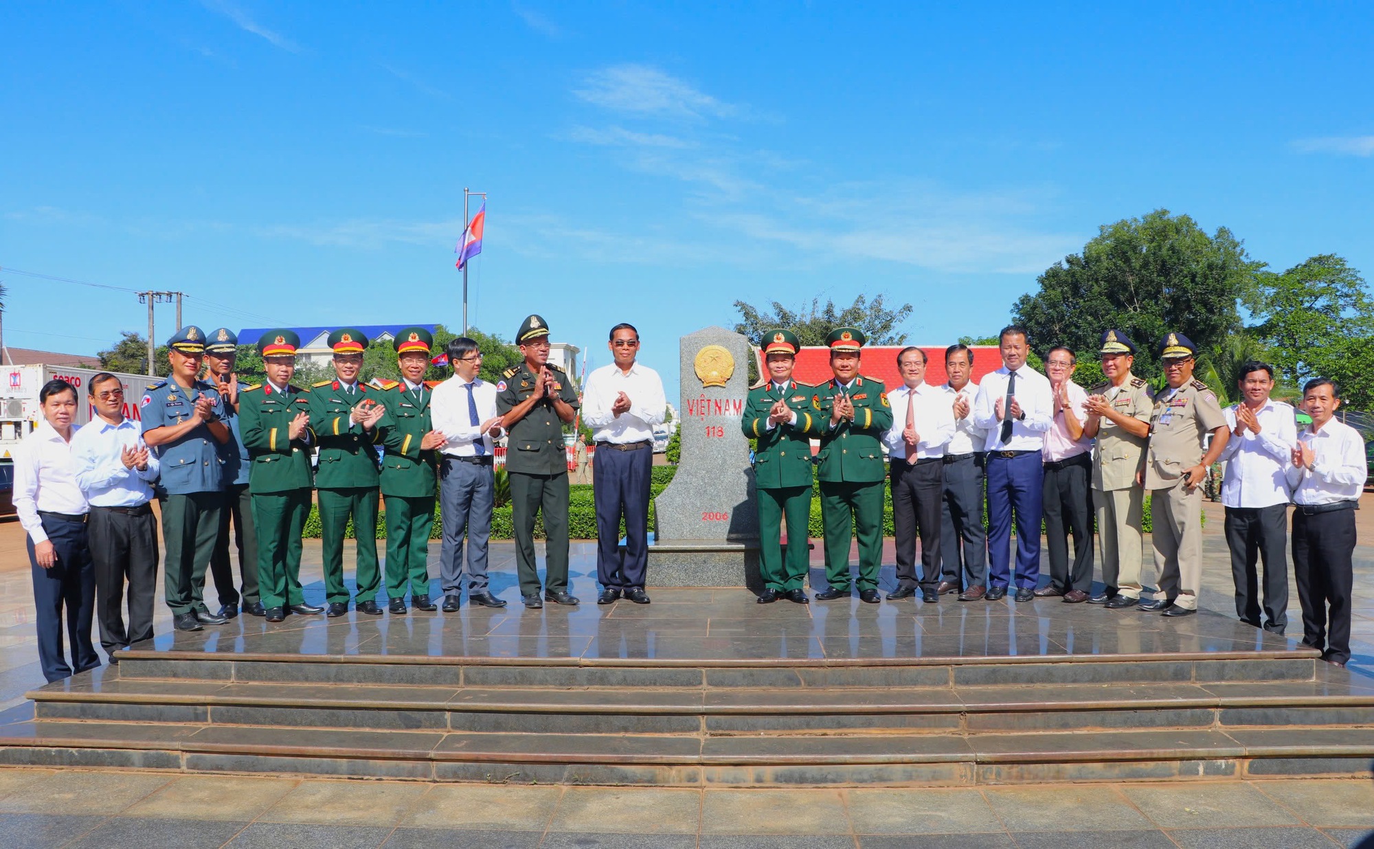 T&acirc;y Ninh tiễn ch&acirc;n c&aacute;c chiến sĩ sang Campuchia t&igrave;m kiếm h&agrave;i cốt liệt sĩ- Ảnh 6.