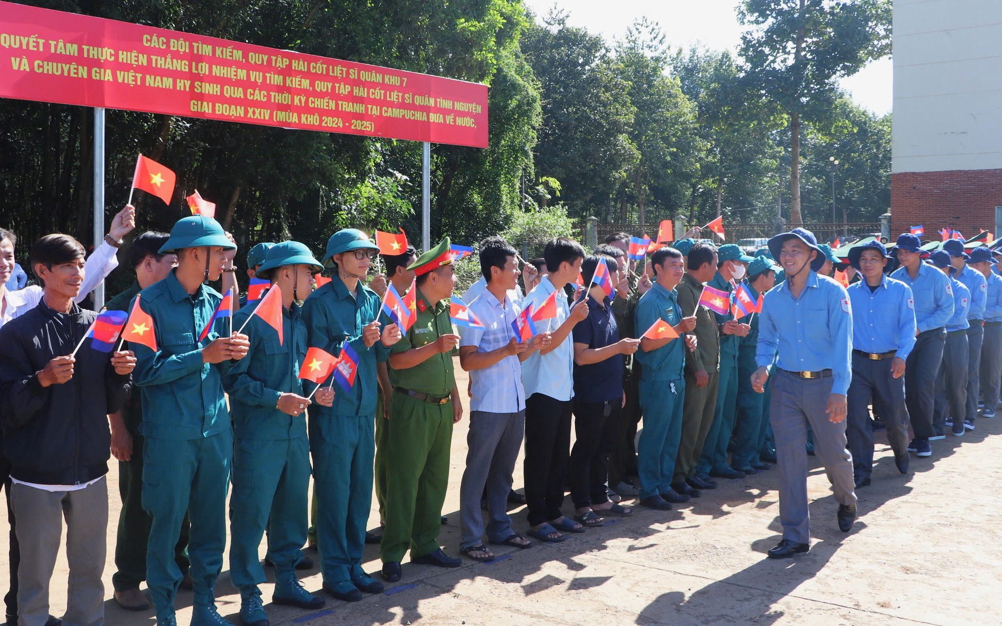 Tây Ninh tiễn chân các chiến sĩ sang Campuchia tìm kiếm hài cốt liệt sĩ