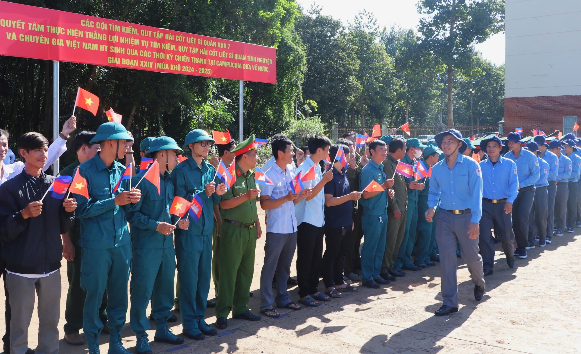 T&acirc;y Ninh tiễn ch&acirc;n c&aacute;c chiến sĩ sang Campuchia t&igrave;m kiếm h&agrave;i cốt liệt sĩ- Ảnh 4.