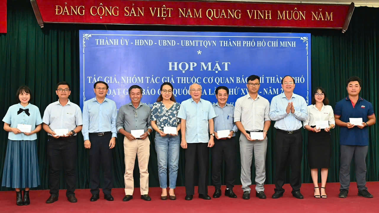 TP HCM khen thưởng t&aacute;c giả, nh&oacute;m t&aacute;c giả đoạt Giải B&aacute;o ch&iacute; Quốc gia- Ảnh 1.