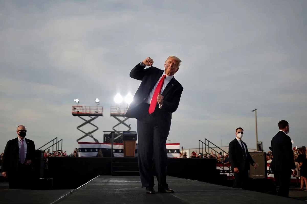 &Ocirc;ng Trump nhảy m&uacute;a trong một cuộc vận động ở Florida. Ảnh: The Guardian