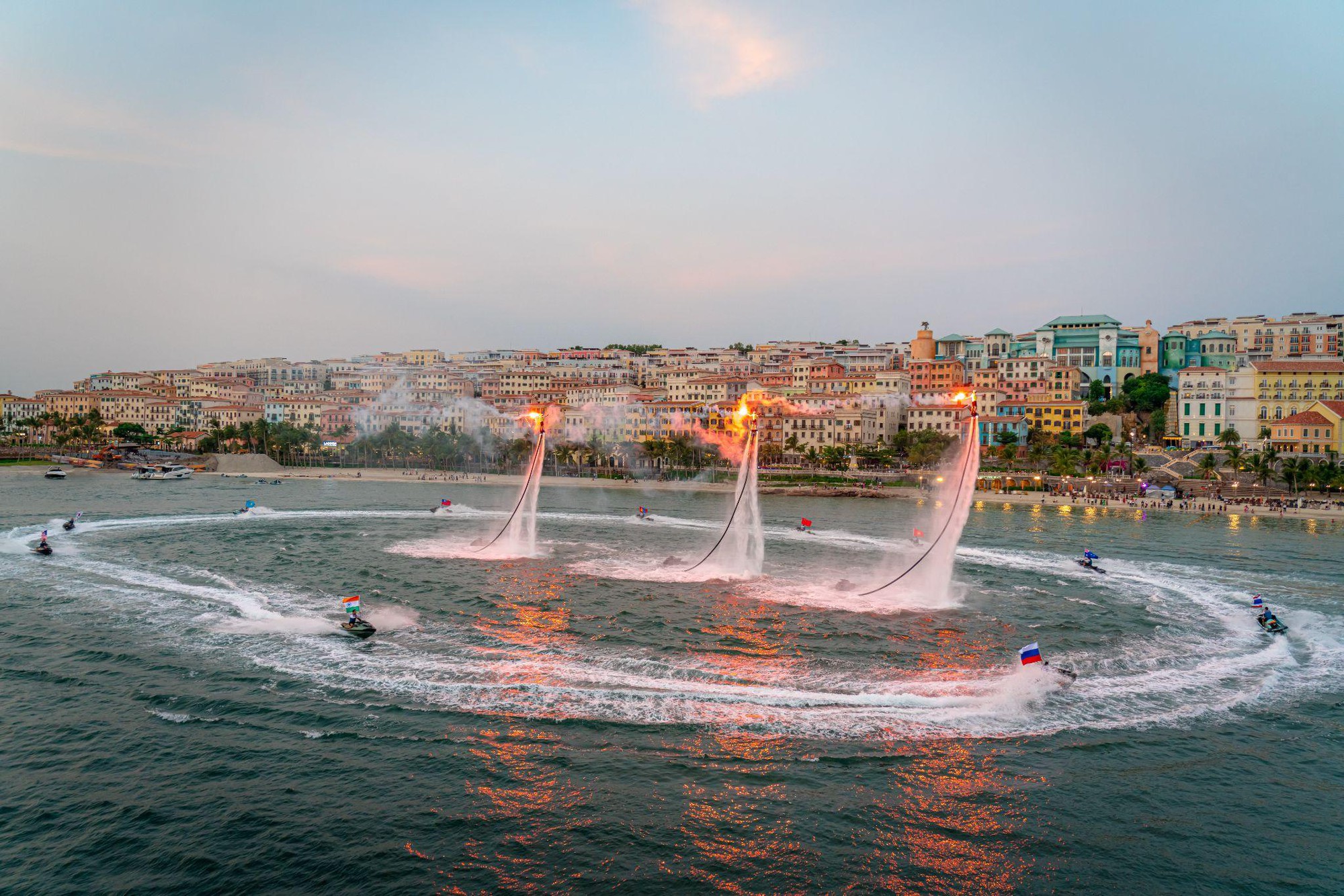 H&eacute; lộ hai show diễn đậm chất Hollywood sắp &ldquo;hạ c&aacute;nh&rdquo; nơi Thị trấn Ho&agrave;ng H&ocirc;n, Ph&uacute; Quốc từ th&aacute;ng 11- Ảnh 2.