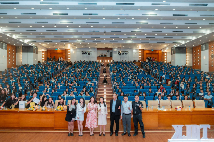 Gần 1.200 sinh vi&ecirc;n tham dự talkshow &ldquo;Từ sinh vi&ecirc;n Kinh tế đến Thủ lĩnh C&ocirc;ng nghệ&rdquo;- Ảnh 1.