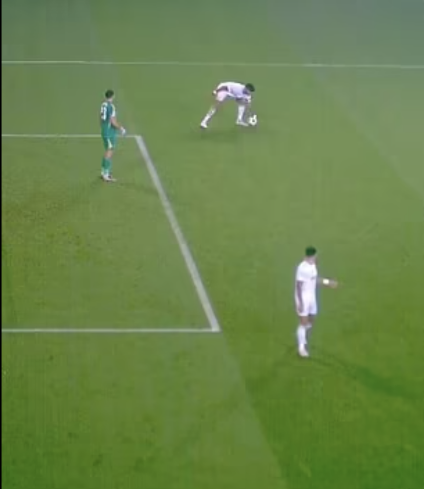 Sai s&oacute;t ngớ ngẩn của hậu vệ Tyron Mings khiến Aston Villa thua sốc ở Champions League- Ảnh 2.