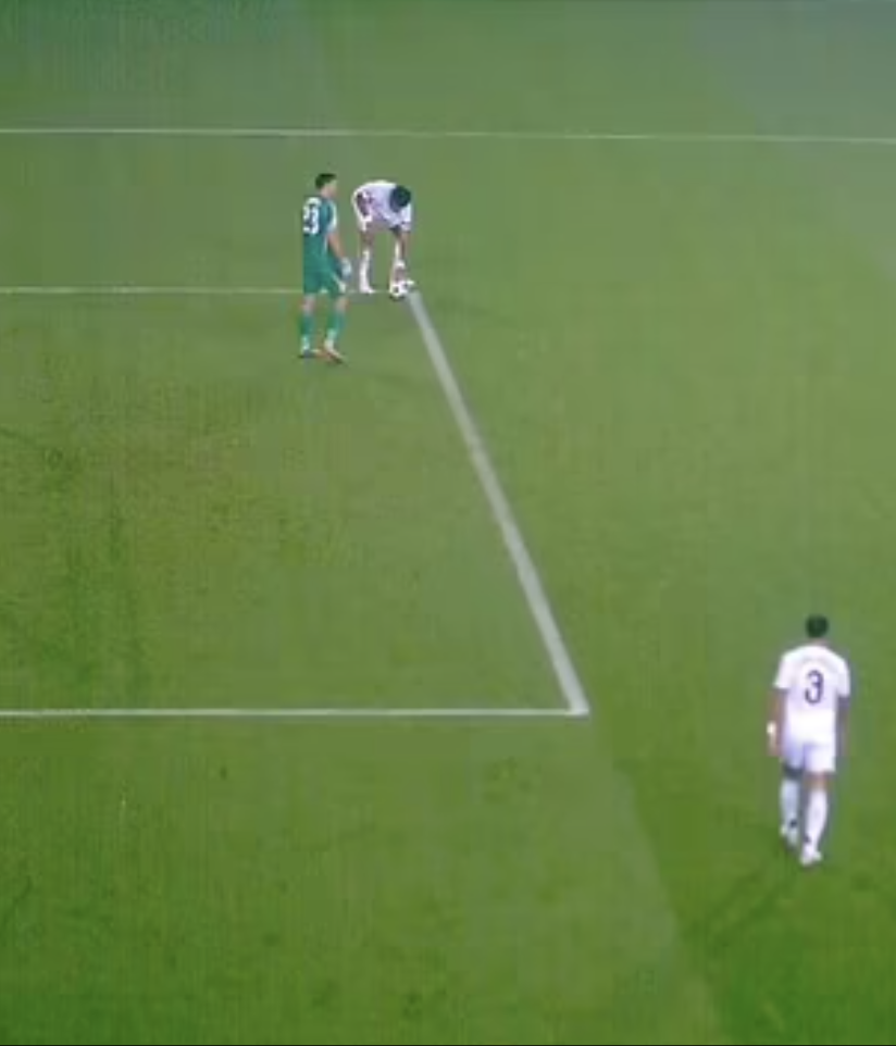 Sai s&oacute;t ngớ ngẩn của hậu vệ Tyron Mings khiến Aston Villa thua sốc ở Champions League- Ảnh 3.