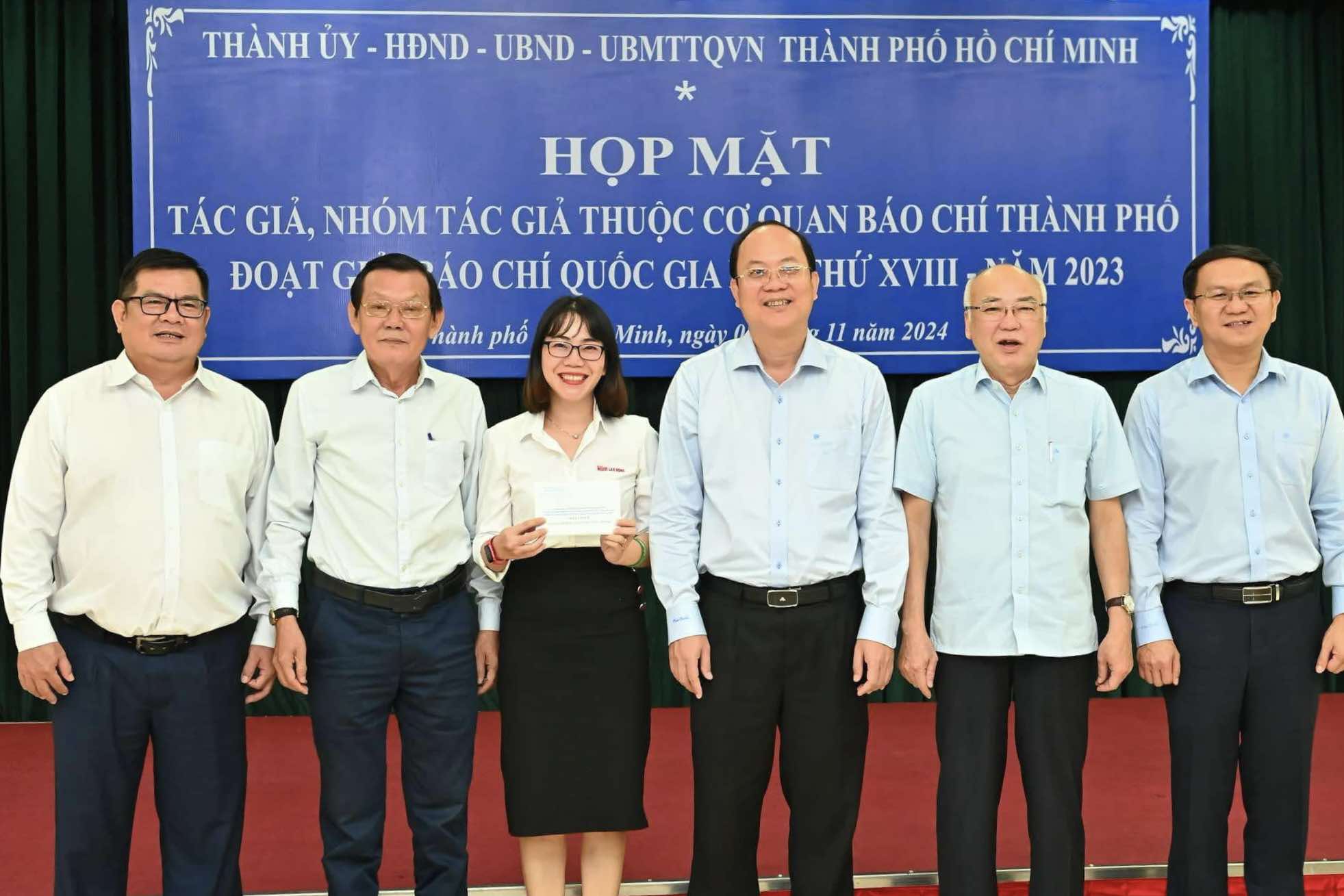 TP HCM khen thưởng t&aacute;c giả, nh&oacute;m t&aacute;c giả đoạt Giải B&aacute;o ch&iacute; Quốc gia- Ảnh 2.
