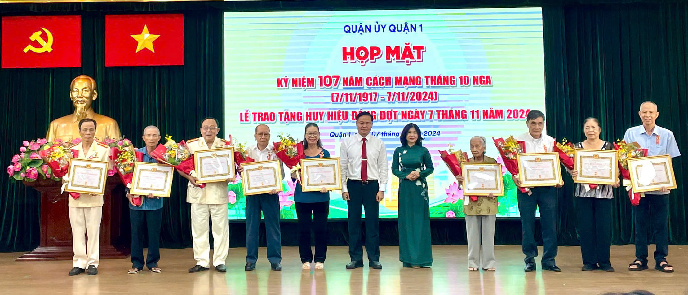 Trao Huy hiệu Đảng cho 103 đảng vi&ecirc;n- Ảnh 2.