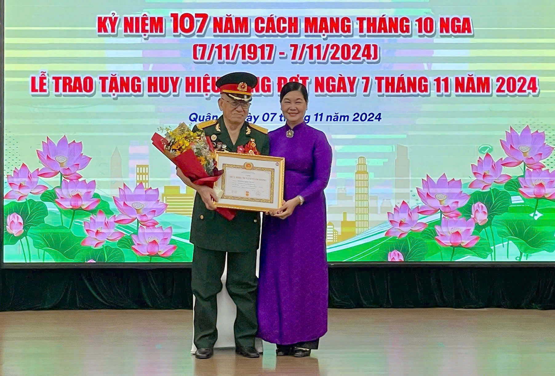 Trao Huy hiệu Đảng cho 103 đảng vi&ecirc;n- Ảnh 1.